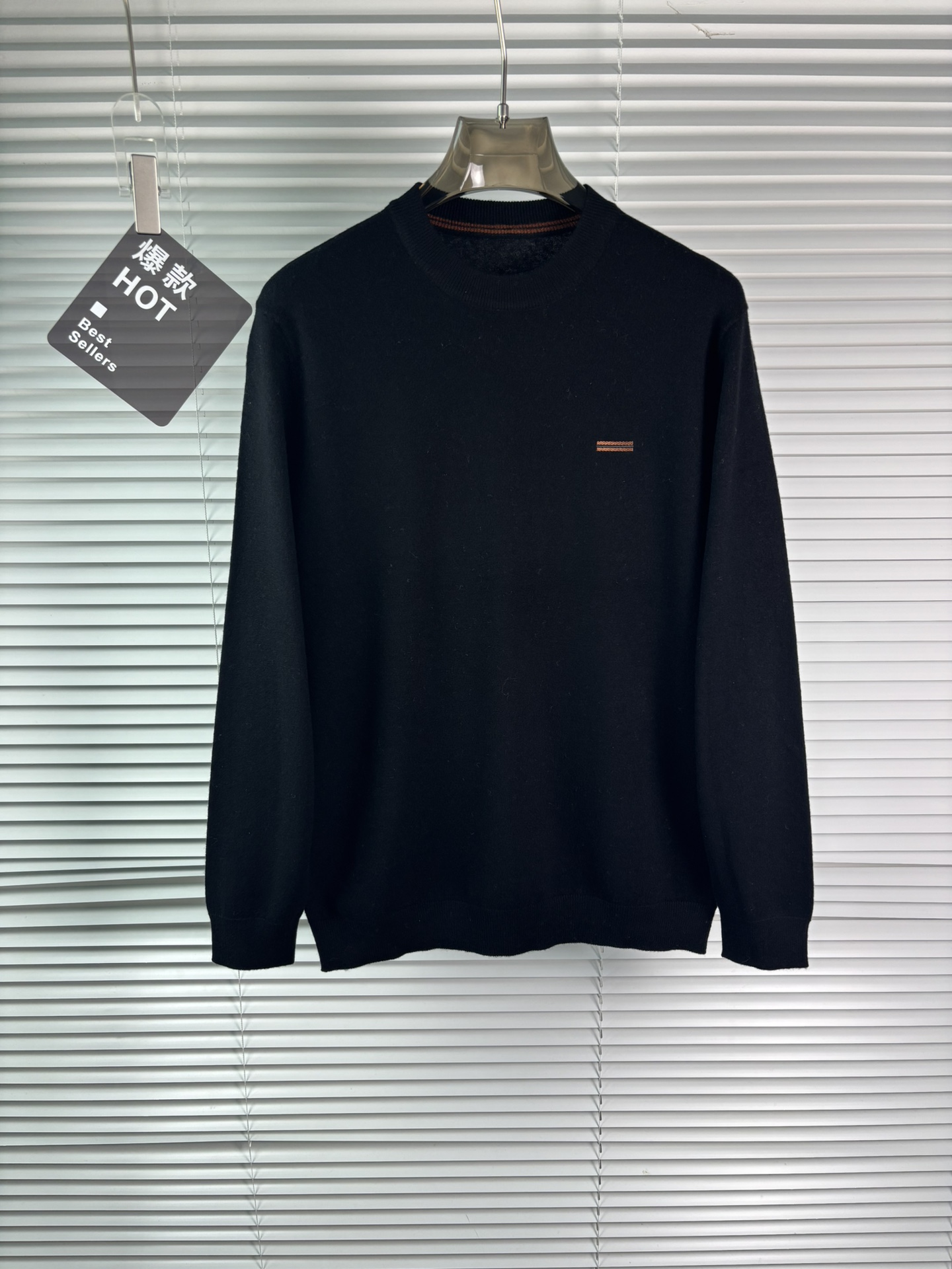 秋冬新品贸易公司渠道稀出，领先官网发售！基础款纯色针织衫单穿叠穿的好选择，修身显瘦的合身版型款式简约，螺