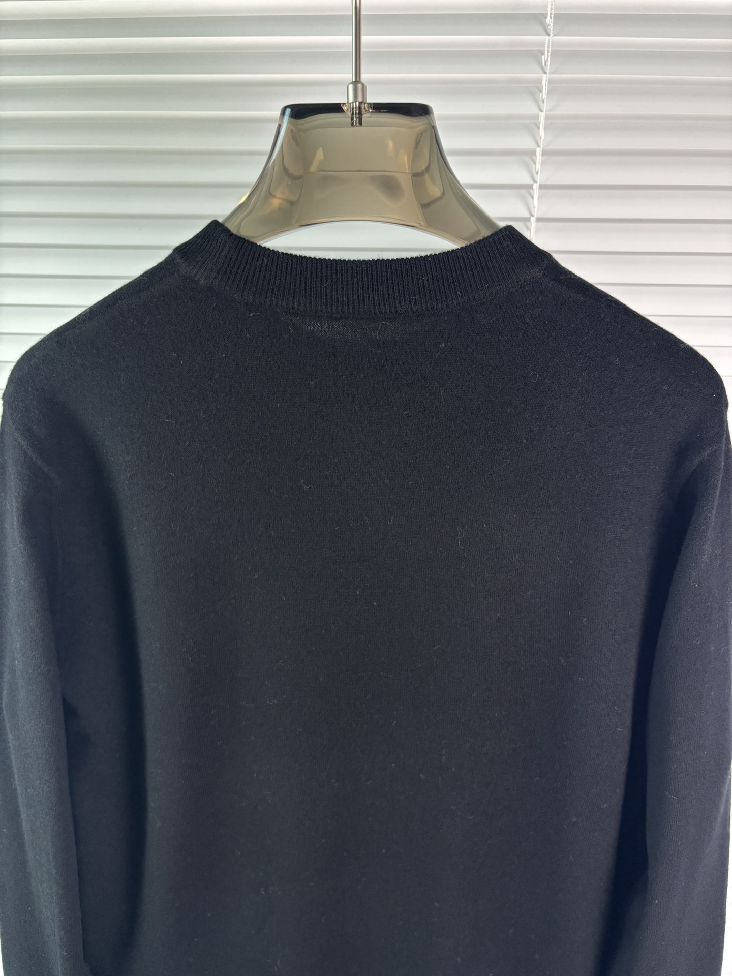 秋冬新品贸易公司渠道稀出，领先官网发售！基础款纯色针织衫单穿叠穿的好选择，修身显瘦的合身版型款式简约，螺