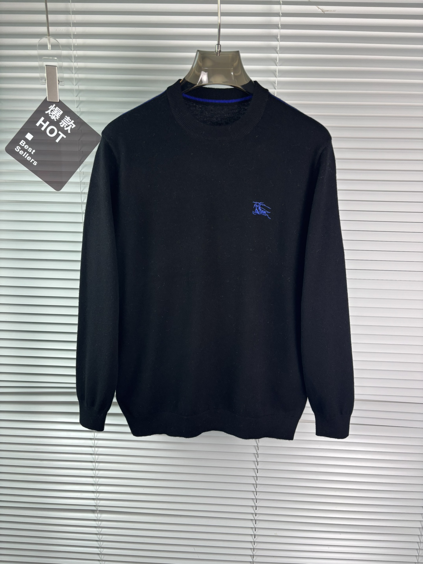 秋冬新品贸易公司渠道稀出，领先官网发售！基础款纯色针织衫单穿叠穿的好选择，修身显瘦的合身版型款式简约，螺