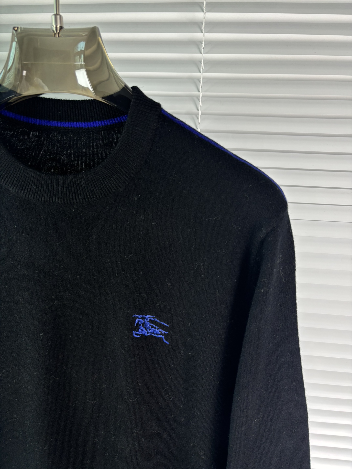 秋冬新品贸易公司渠道稀出，领先官网发售！基础款纯色针织衫单穿叠穿的好选择，修身显瘦的合身版型款式简约，螺