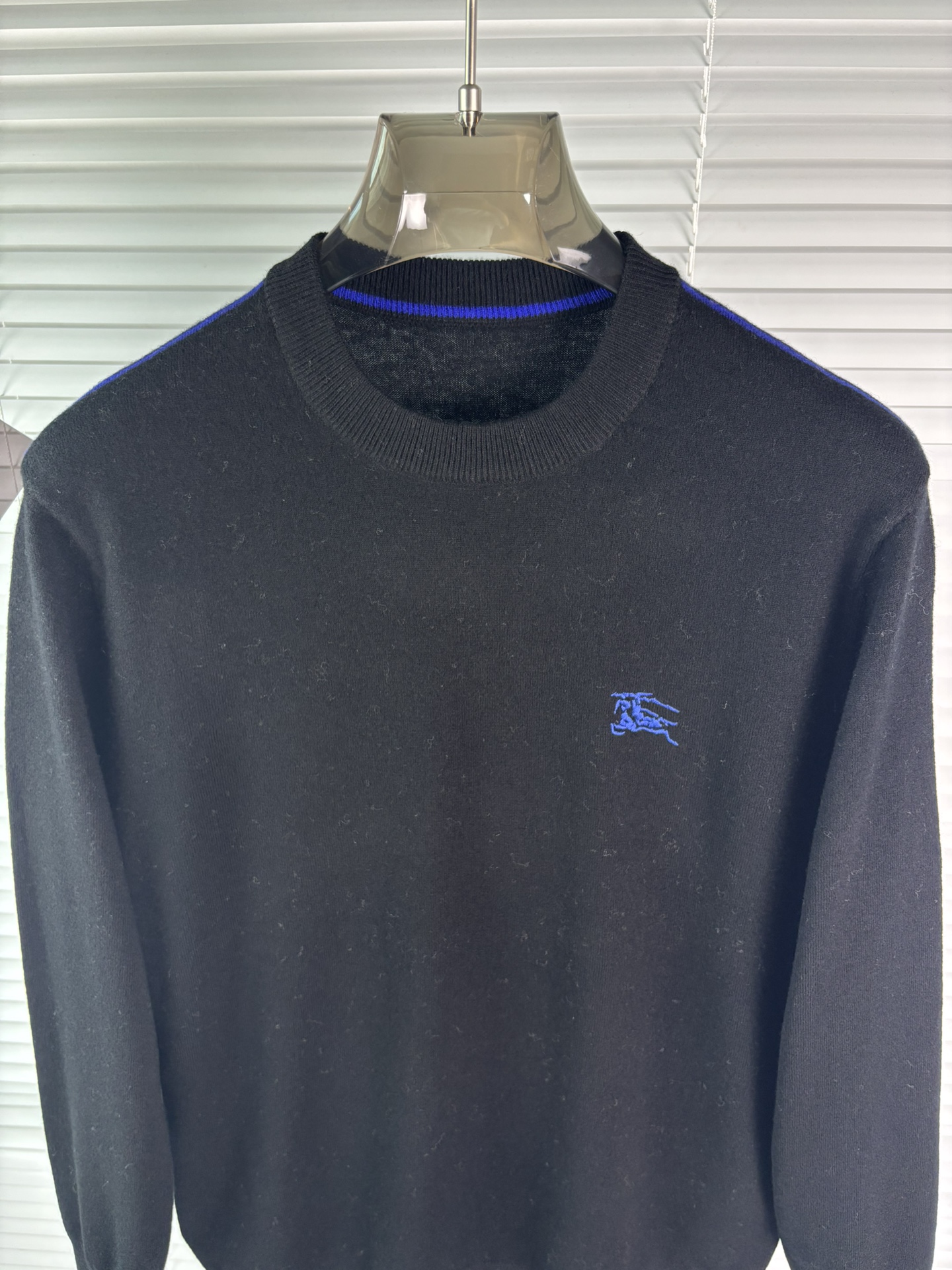 秋冬新品贸易公司渠道稀出，领先官网发售！基础款纯色针织衫单穿叠穿的好选择，修身显瘦的合身版型款式简约，螺