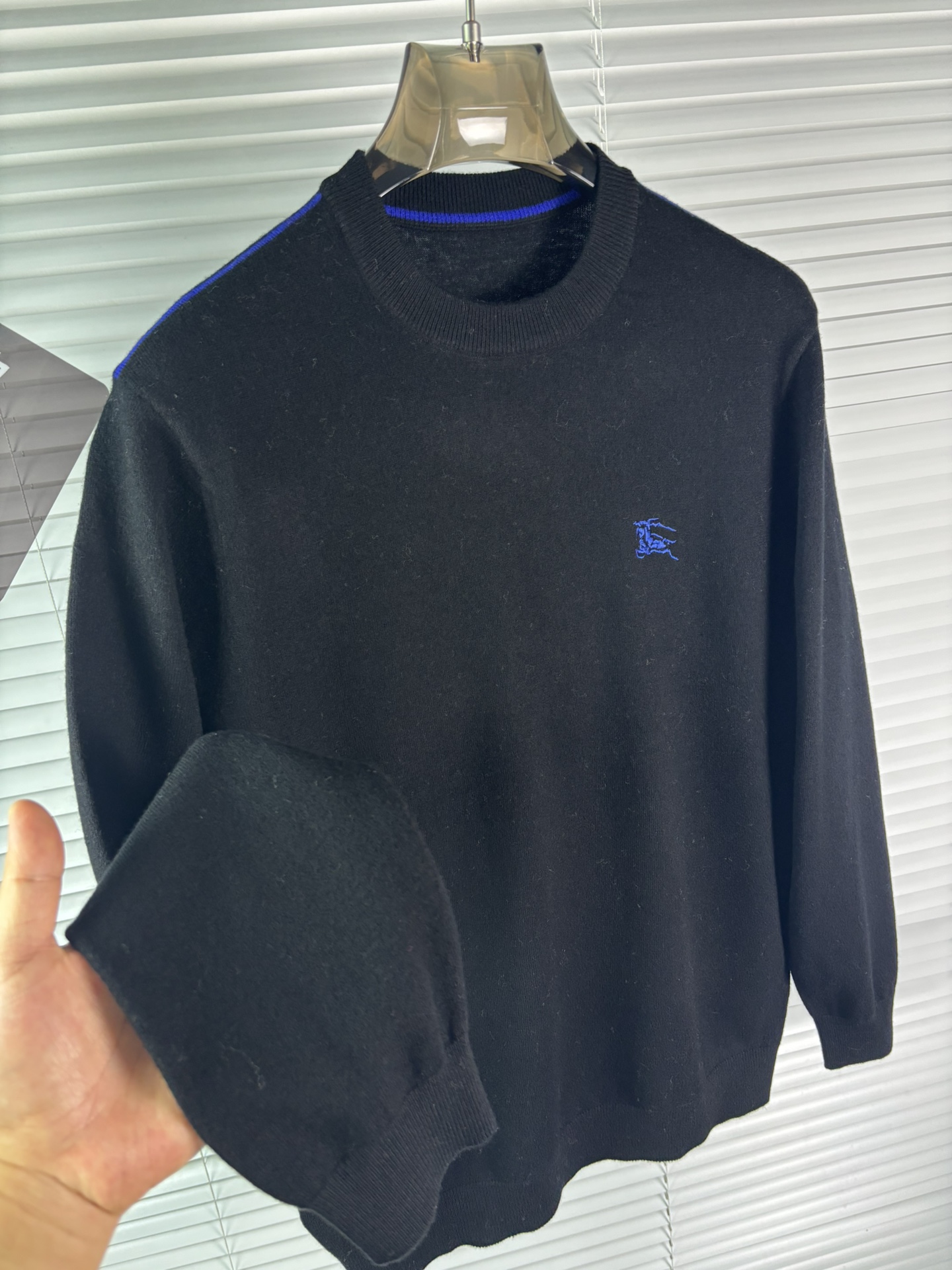 秋冬新品贸易公司渠道稀出，领先官网发售！基础款纯色针织衫单穿叠穿的好选择，修身显瘦的合身版型款式简约，螺