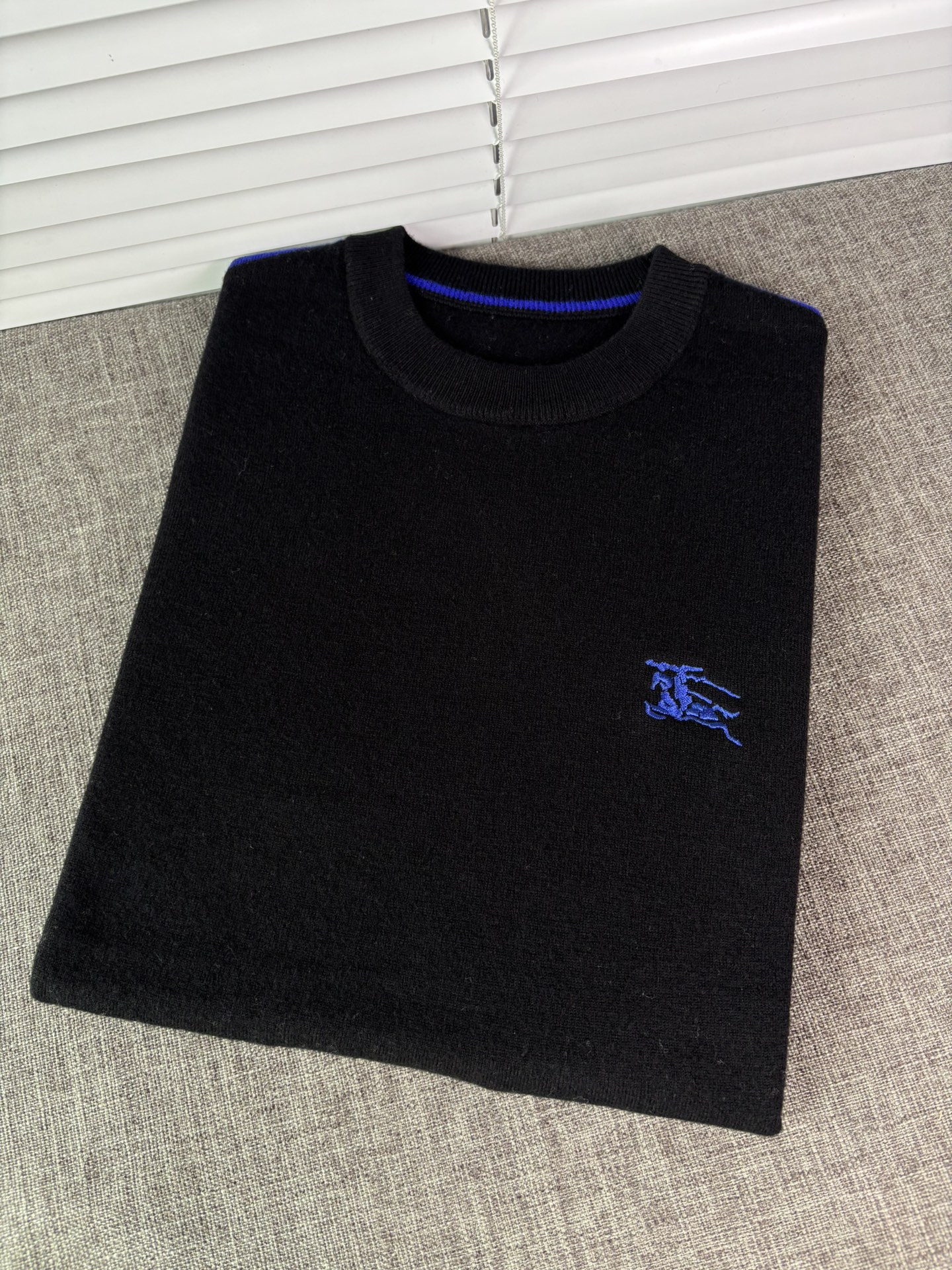 秋冬新品贸易公司渠道稀出，领先官网发售！基础款纯色针织衫单穿叠穿的好选择，修身显瘦的合身版型款式简约，螺