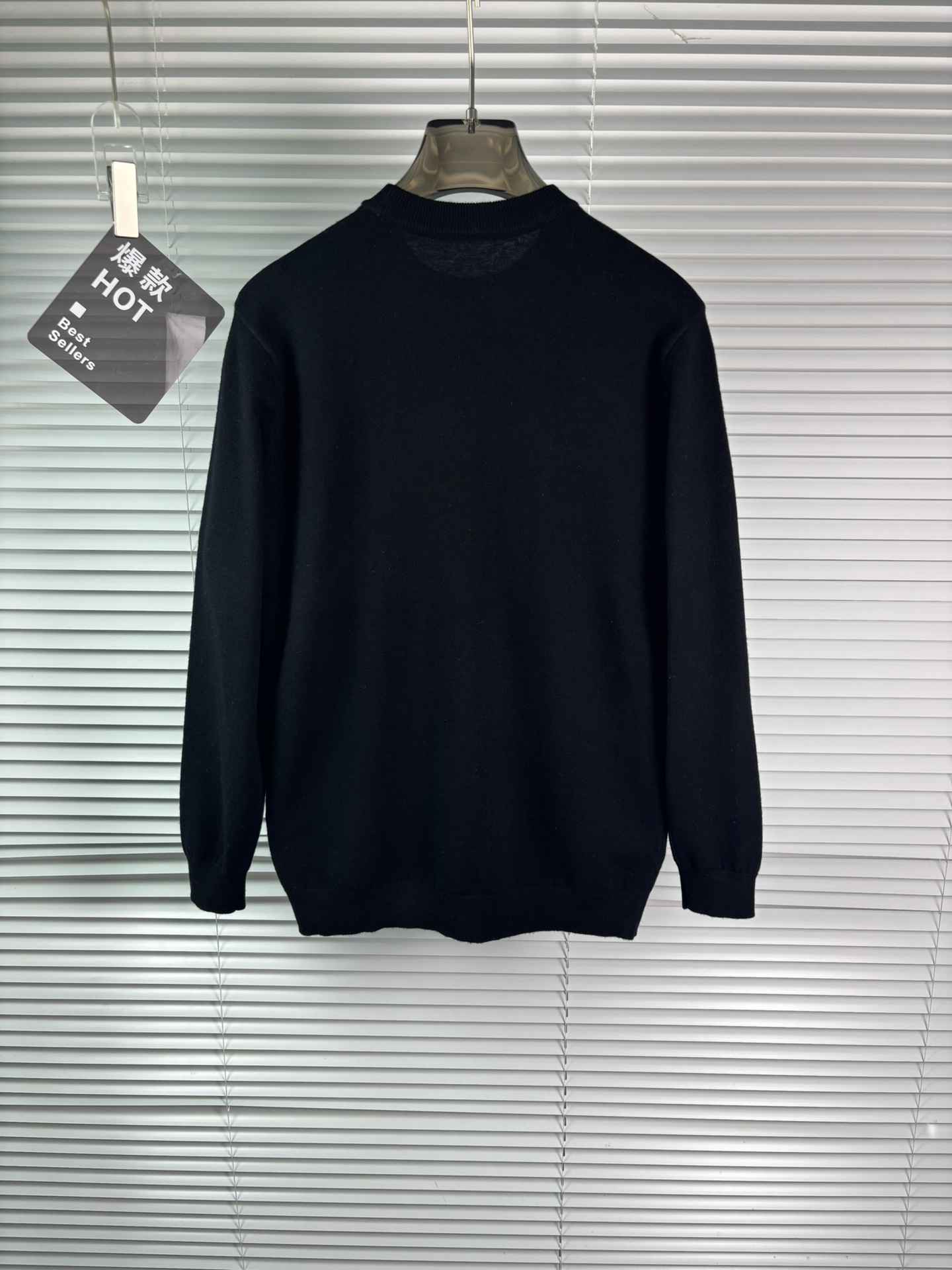 秋冬新品贸易公司渠道稀出，领先官网发售！基础款纯色针织衫单穿叠穿的好选择，修身显瘦的合身版型款式简约，螺