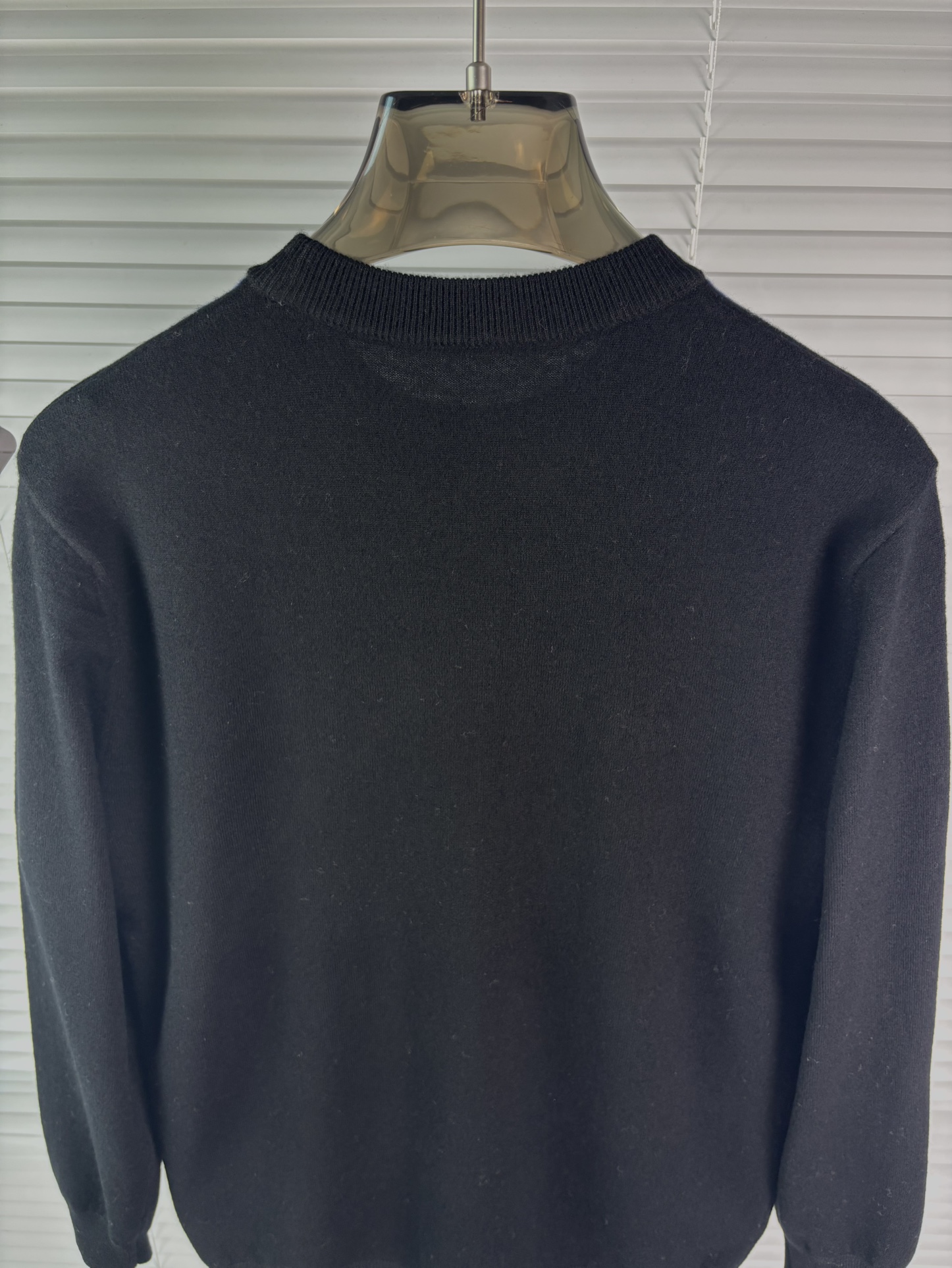 秋冬新品贸易公司渠道稀出，领先官网发售！基础款纯色针织衫单穿叠穿的好选择，修身显瘦的合身版型款式简约，螺