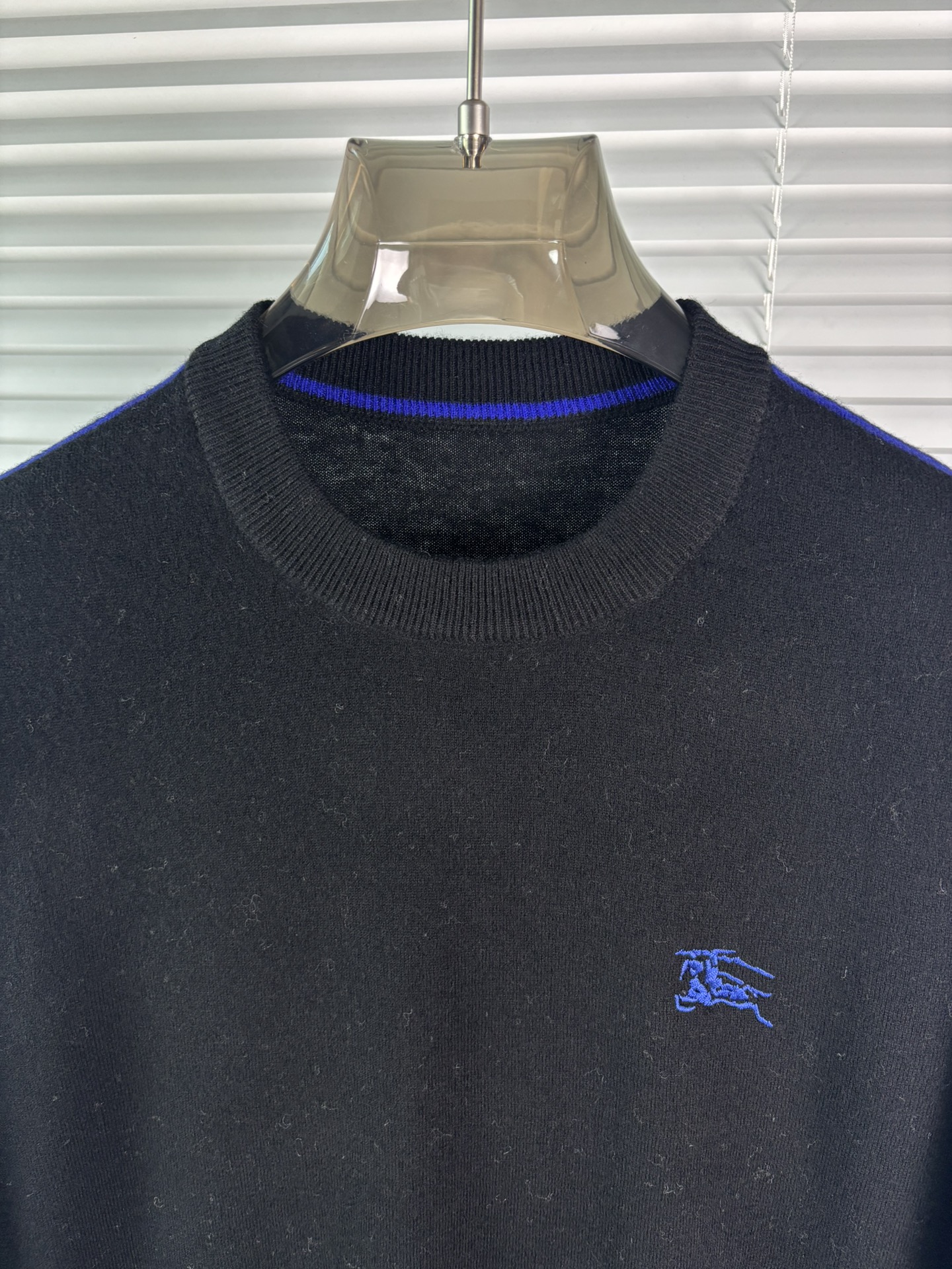 秋冬新品贸易公司渠道稀出，领先官网发售！基础款纯色针织衫单穿叠穿的好选择，修身显瘦的合身版型款式简约，螺