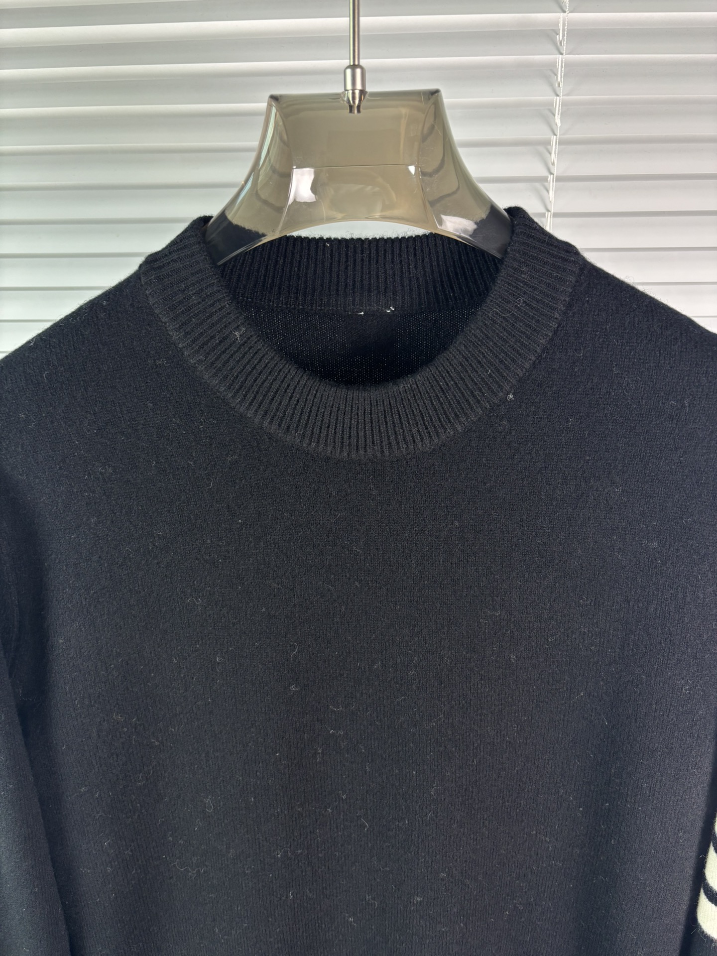 秋冬新品贸易公司渠道稀出，领先官网发售！基础款纯色针织衫单穿叠穿的好选择，修身显瘦的合身版型款式简约，螺