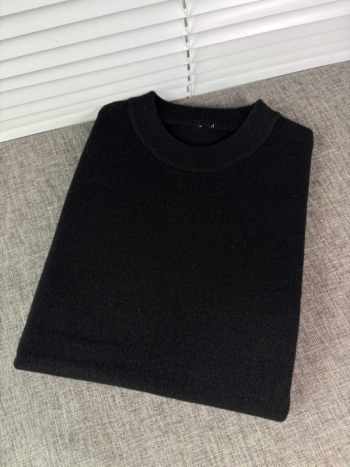 秋冬新品贸易公司渠道稀出，领先官网发售！基础款纯色针织衫单穿叠穿的好选择，修身显瘦的合身版型款式简约，螺