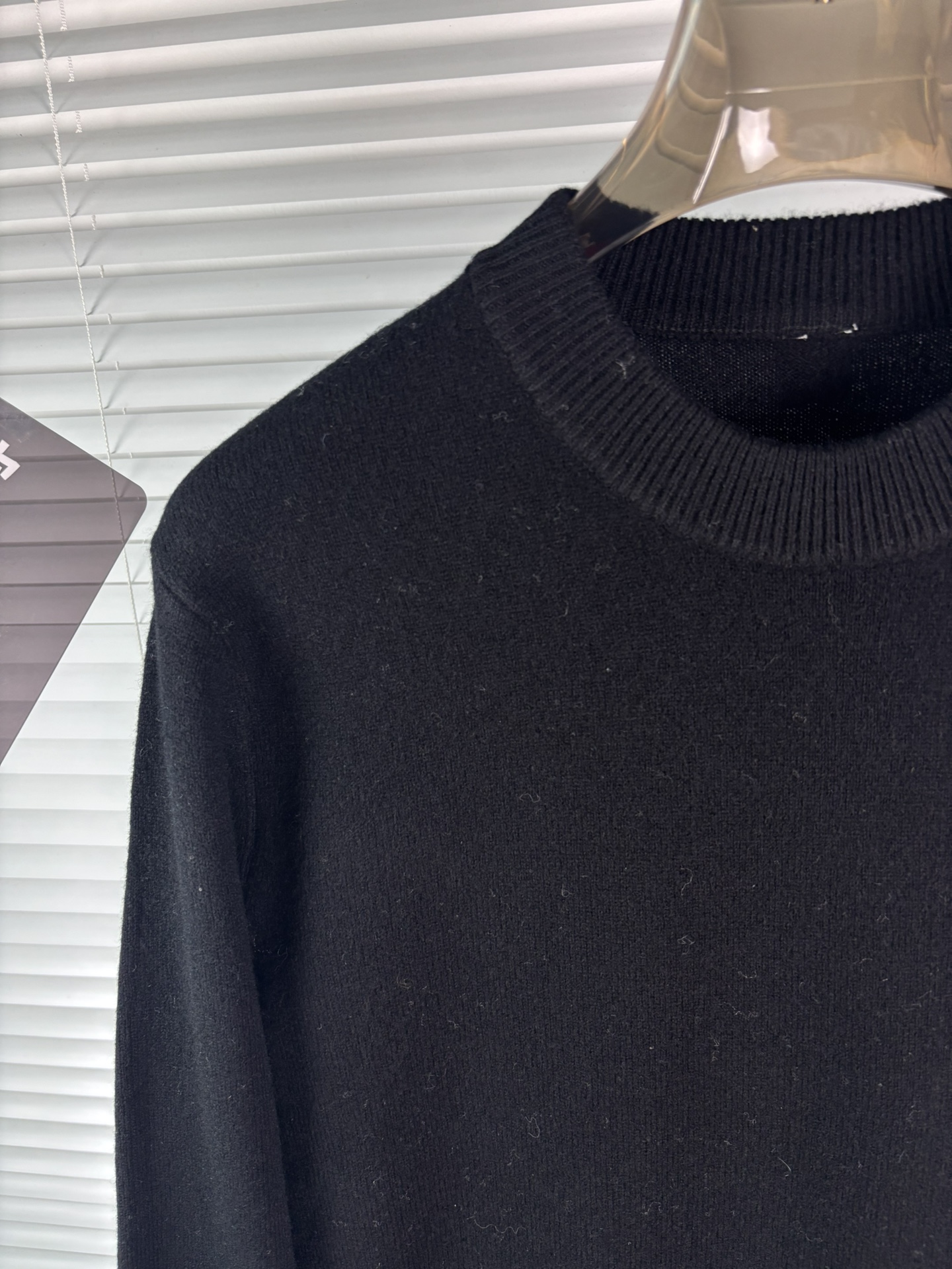 秋冬新品贸易公司渠道稀出，领先官网发售！基础款纯色针织衫单穿叠穿的好选择，修身显瘦的合身版型款式简约，螺