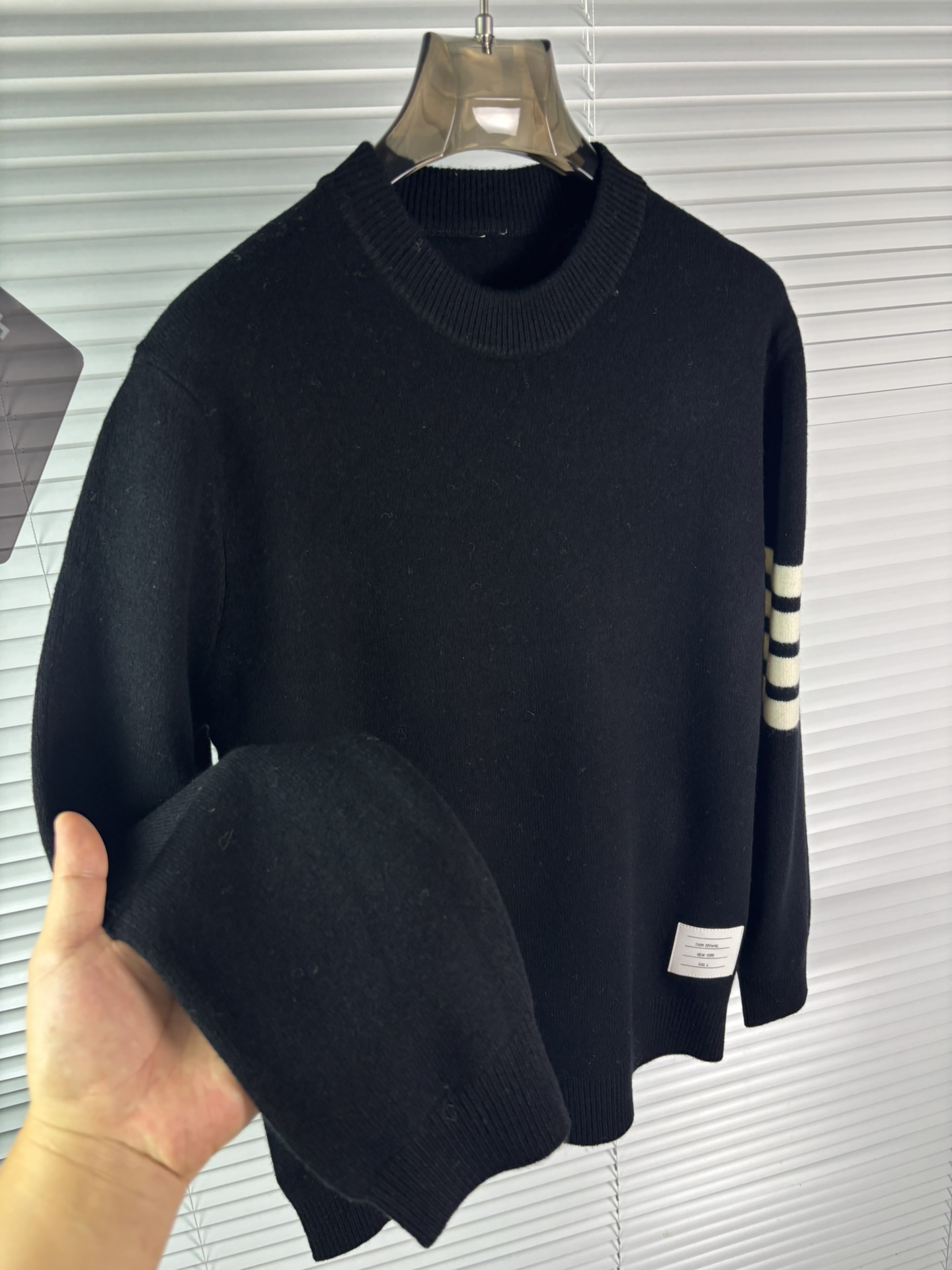 秋冬新品贸易公司渠道稀出，领先官网发售！基础款纯色针织衫单穿叠穿的好选择，修身显瘦的合身版型款式简约，螺