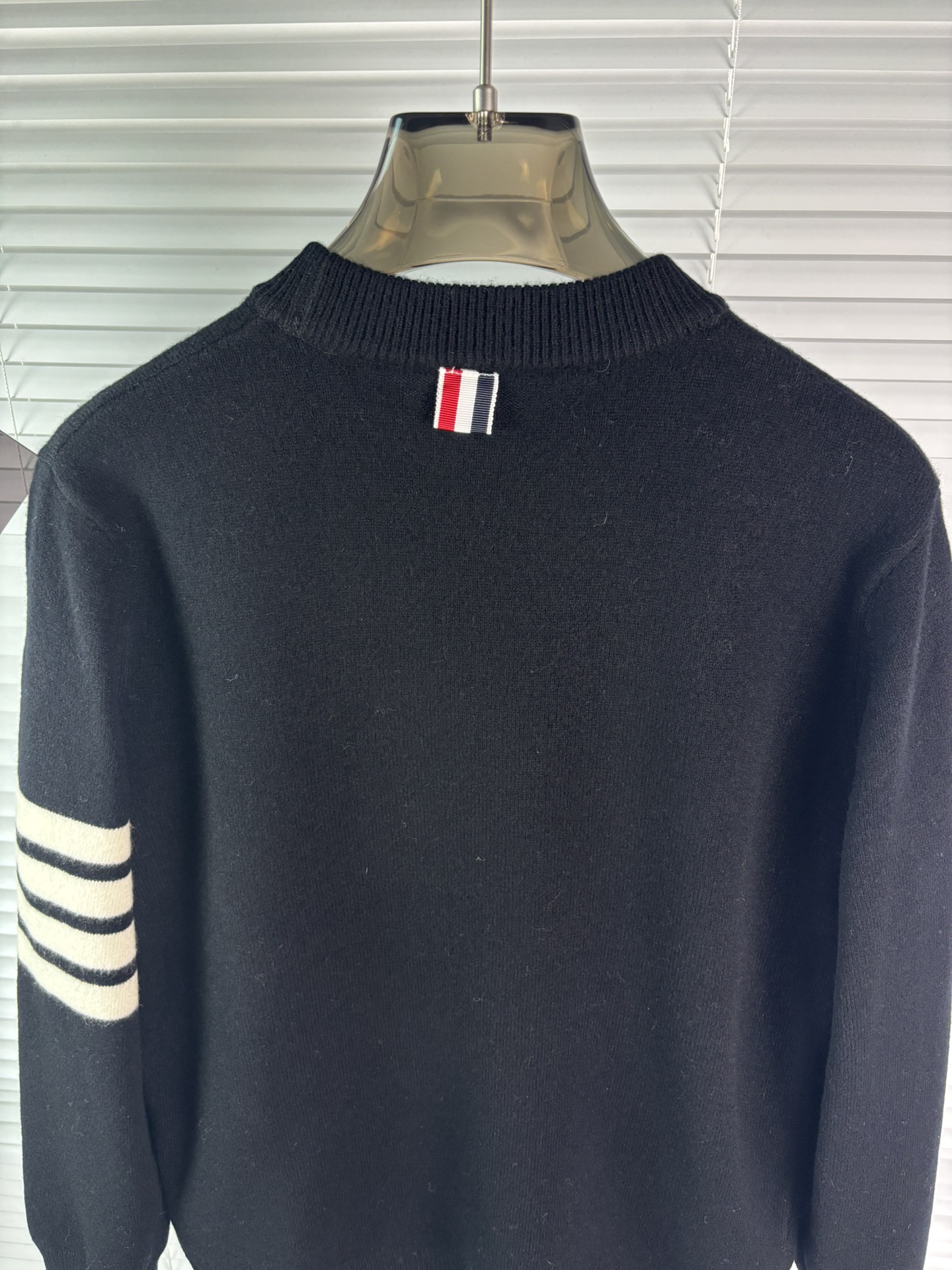 秋冬新品贸易公司渠道稀出，领先官网发售！基础款纯色针织衫单穿叠穿的好选择，修身显瘦的合身版型款式简约，螺