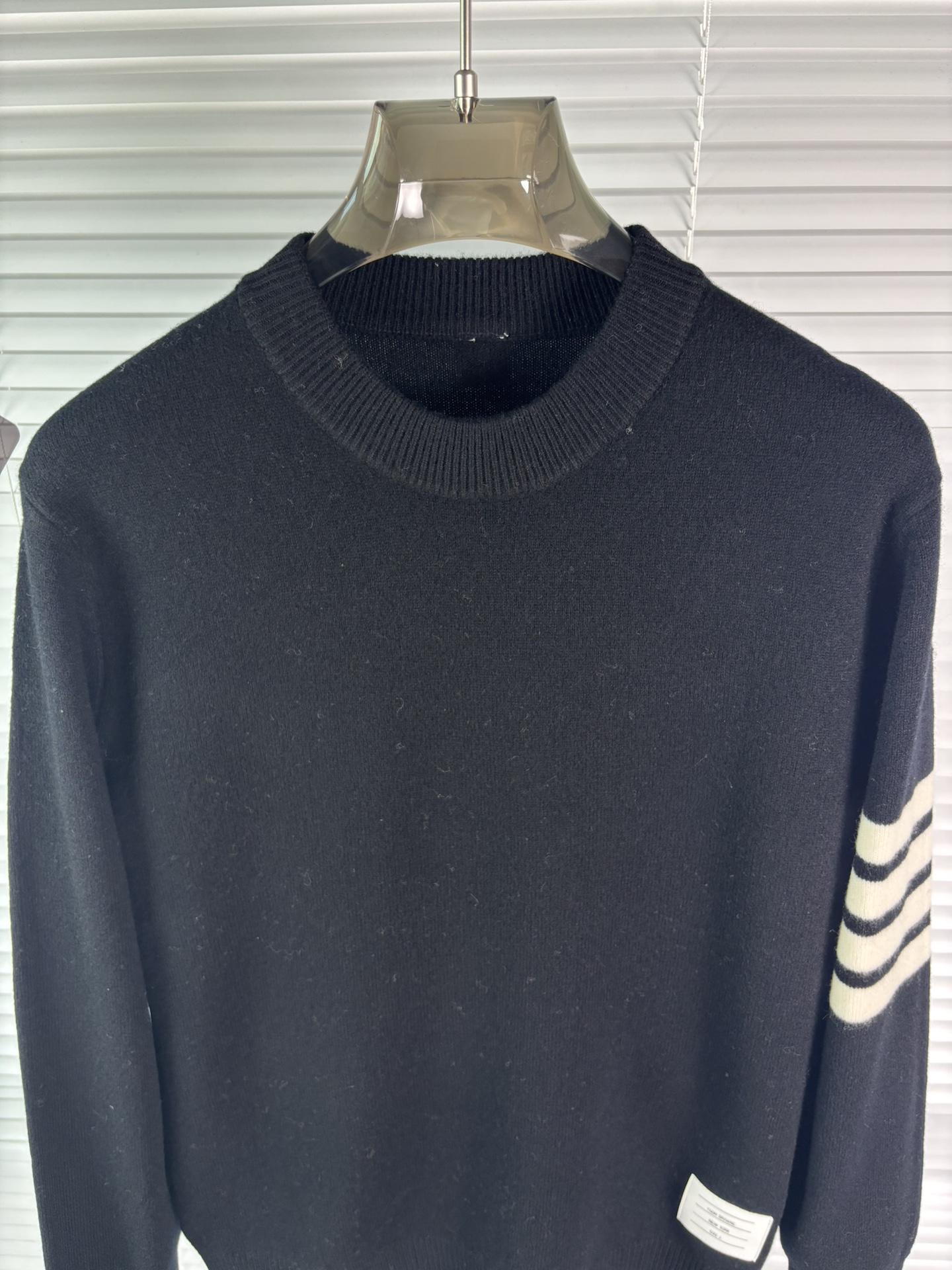 秋冬新品贸易公司渠道稀出，领先官网发售！基础款纯色针织衫单穿叠穿的好选择，修身显瘦的合身版型款式简约，螺