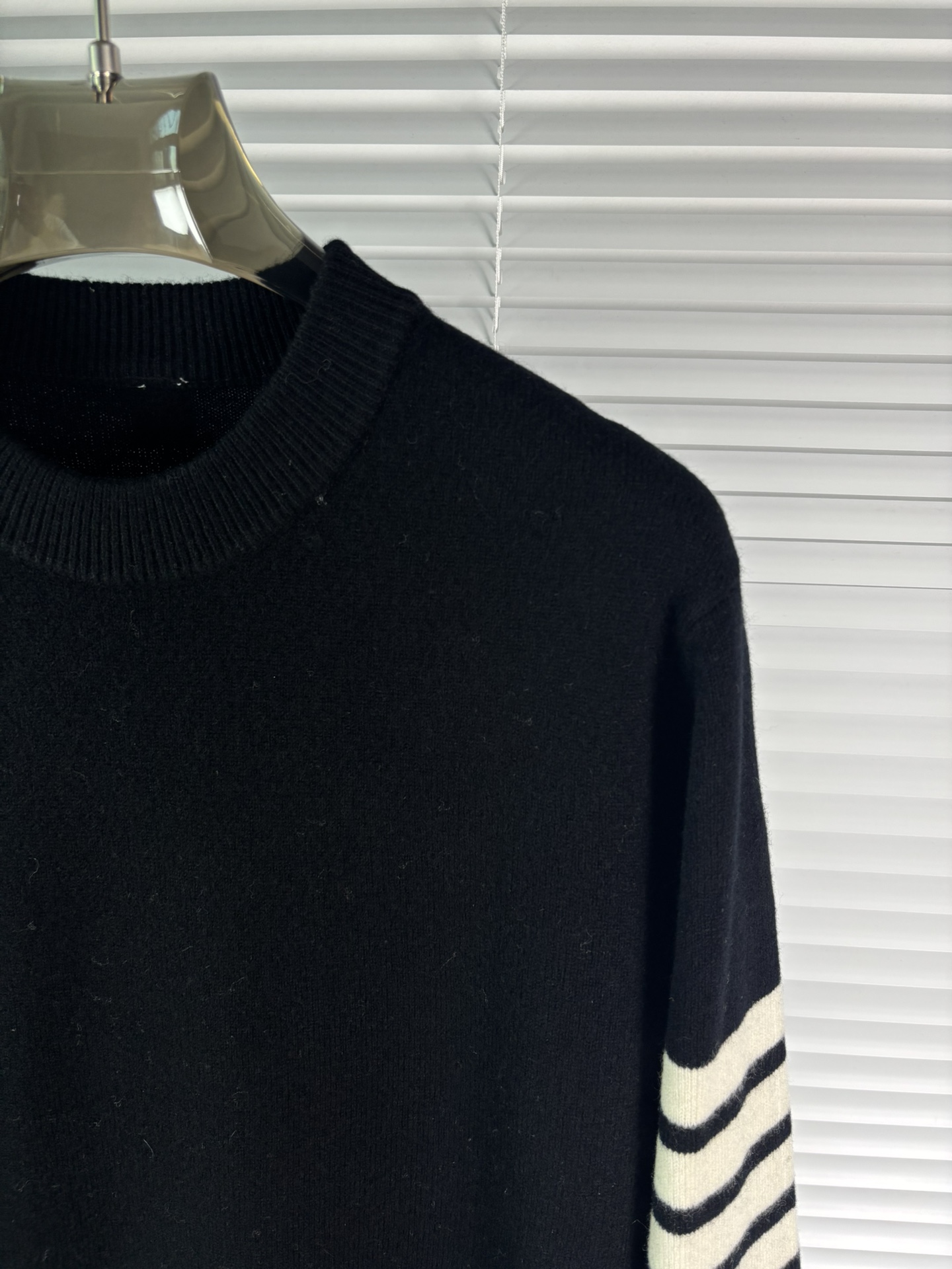 秋冬新品贸易公司渠道稀出，领先官网发售！基础款纯色针织衫单穿叠穿的好选择，修身显瘦的合身版型款式简约，螺