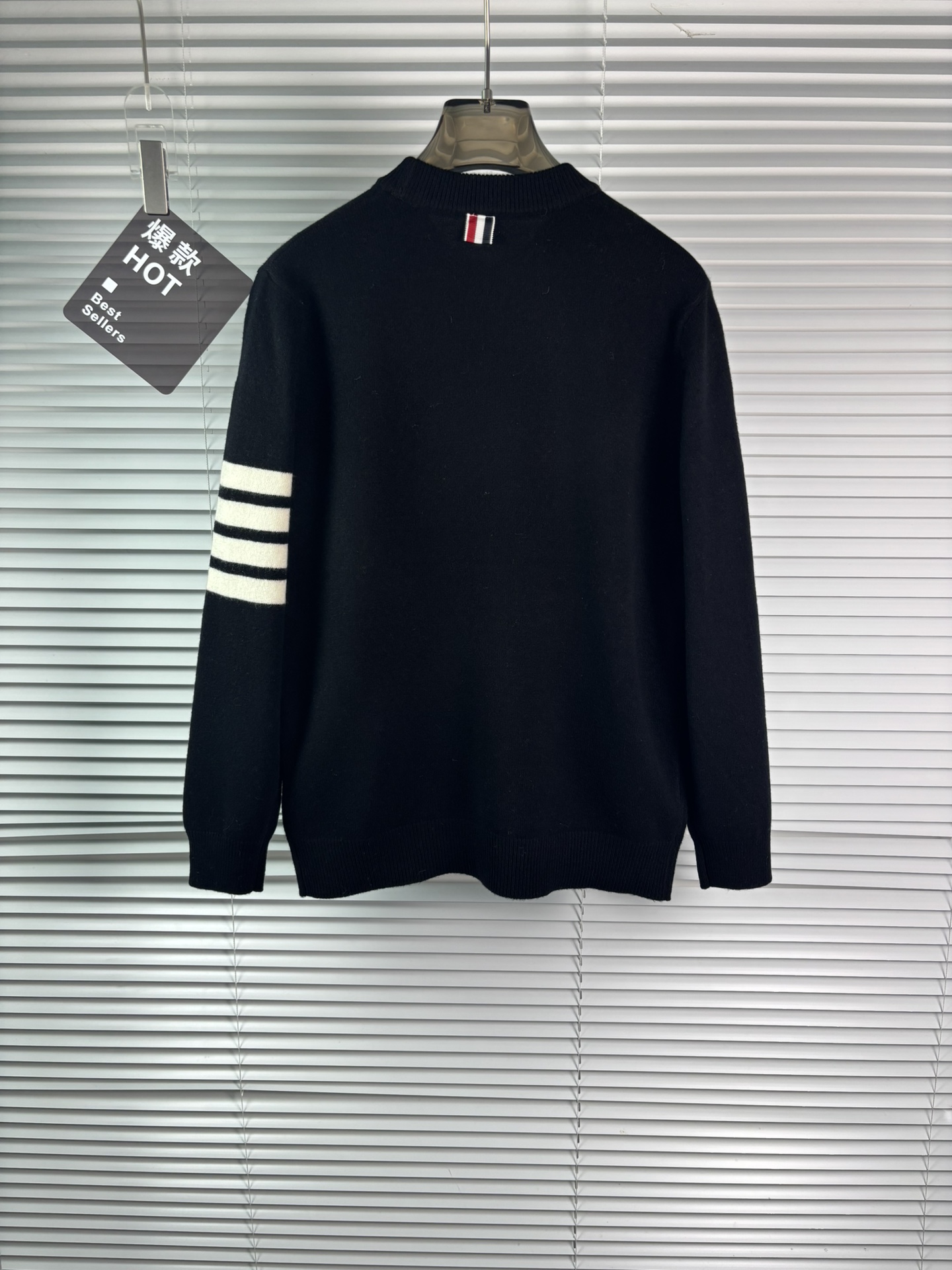 秋冬新品贸易公司渠道稀出，领先官网发售！基础款纯色针织衫单穿叠穿的好选择，修身显瘦的合身版型款式简约，螺