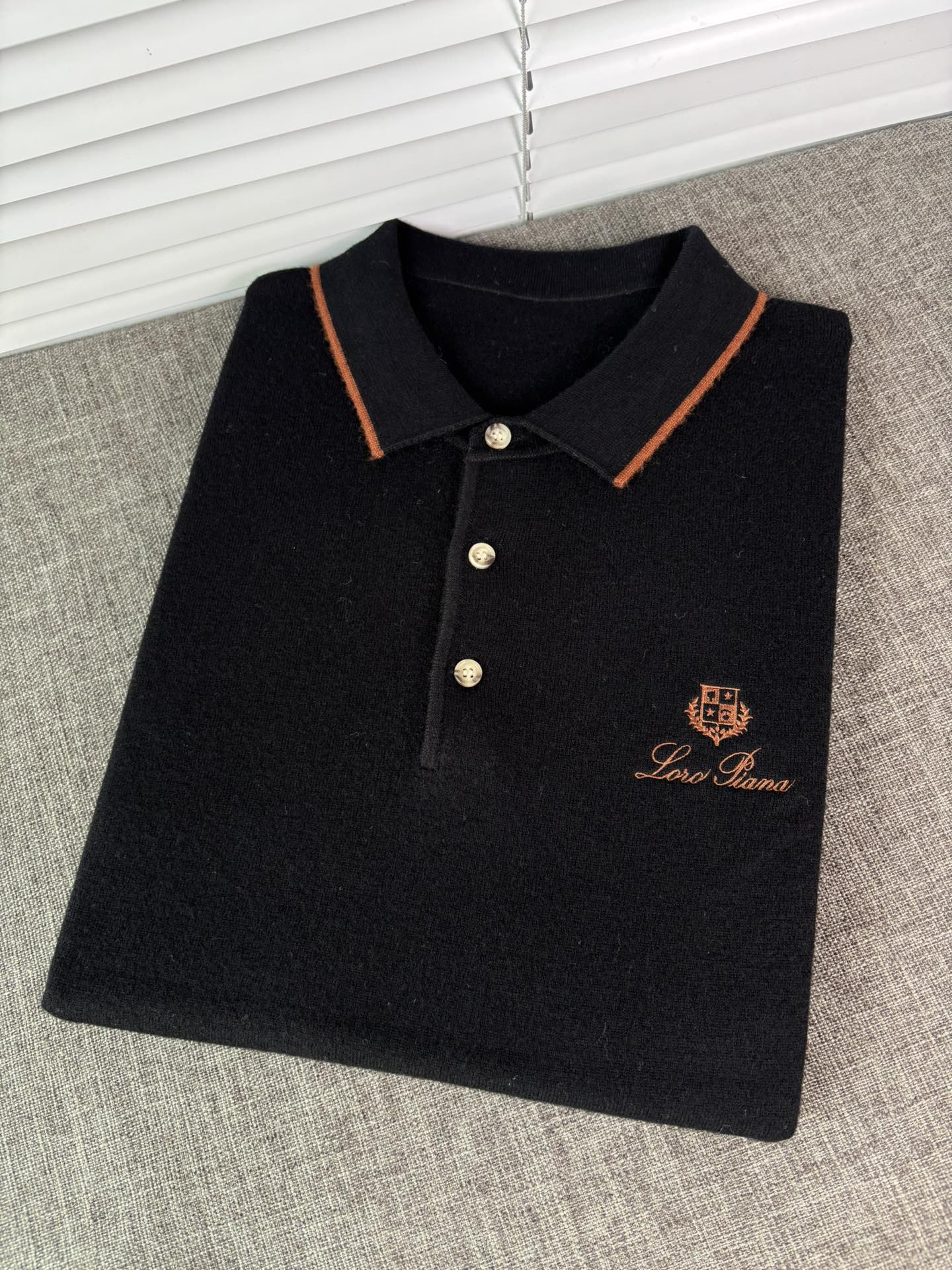 秋冬新品贸易公司渠道稀出，领先官网发售！基础款纯色针织衫单穿叠穿的好选择，修身显瘦的合身版型款式简约，螺