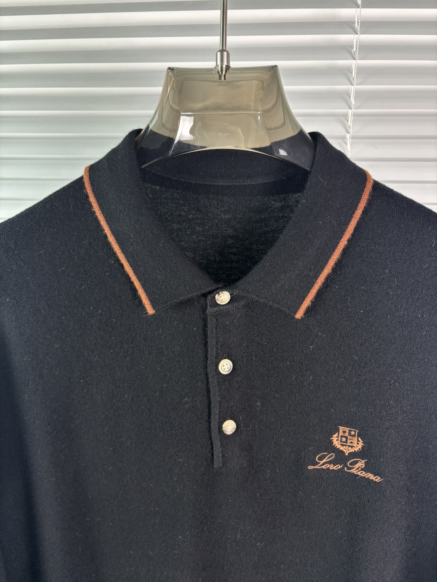 秋冬新品贸易公司渠道稀出，领先官网发售！基础款纯色针织衫单穿叠穿的好选择，修身显瘦的合身版型款式简约，螺