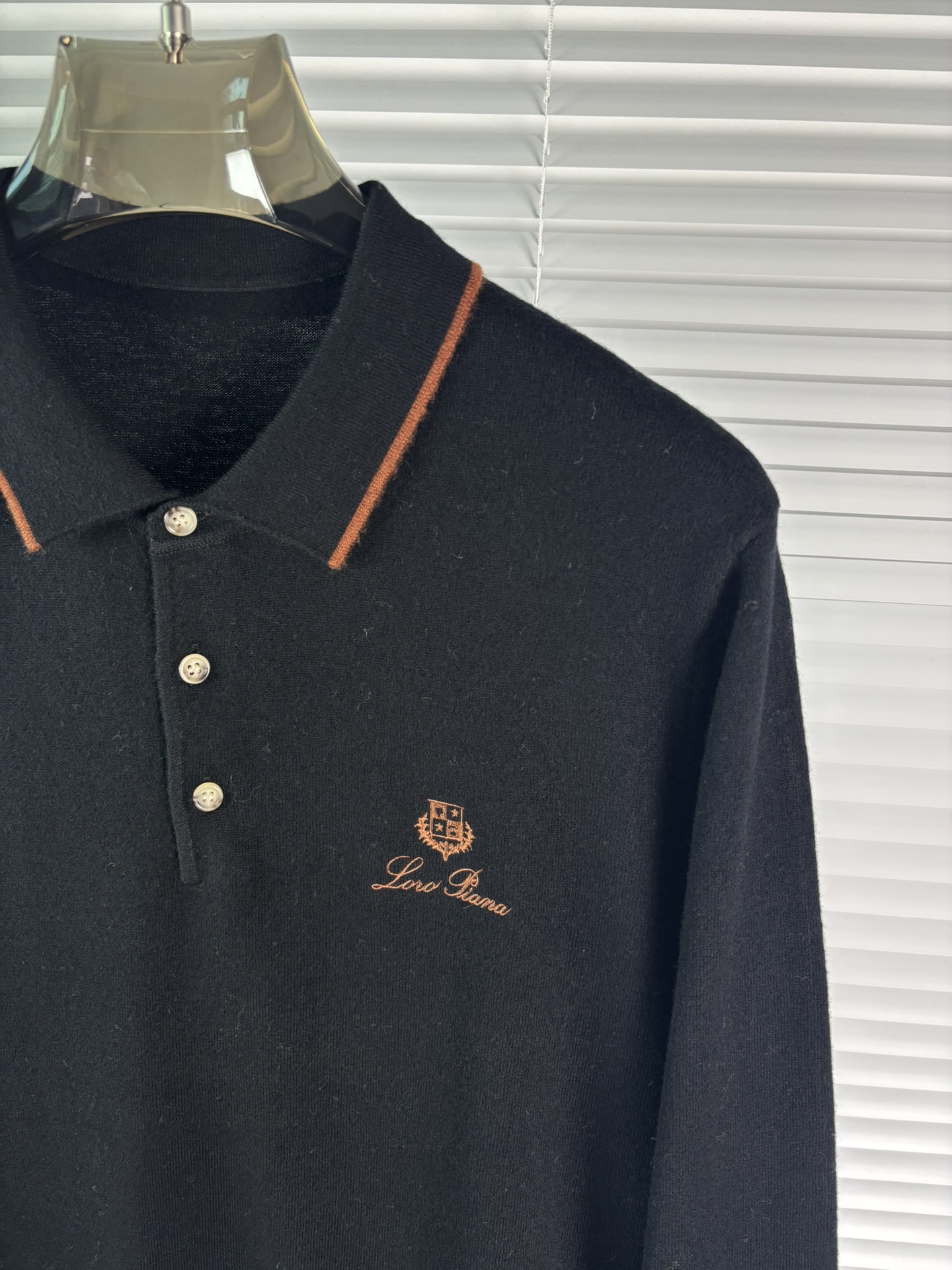 秋冬新品贸易公司渠道稀出，领先官网发售！基础款纯色针织衫单穿叠穿的好选择，修身显瘦的合身版型款式简约，螺