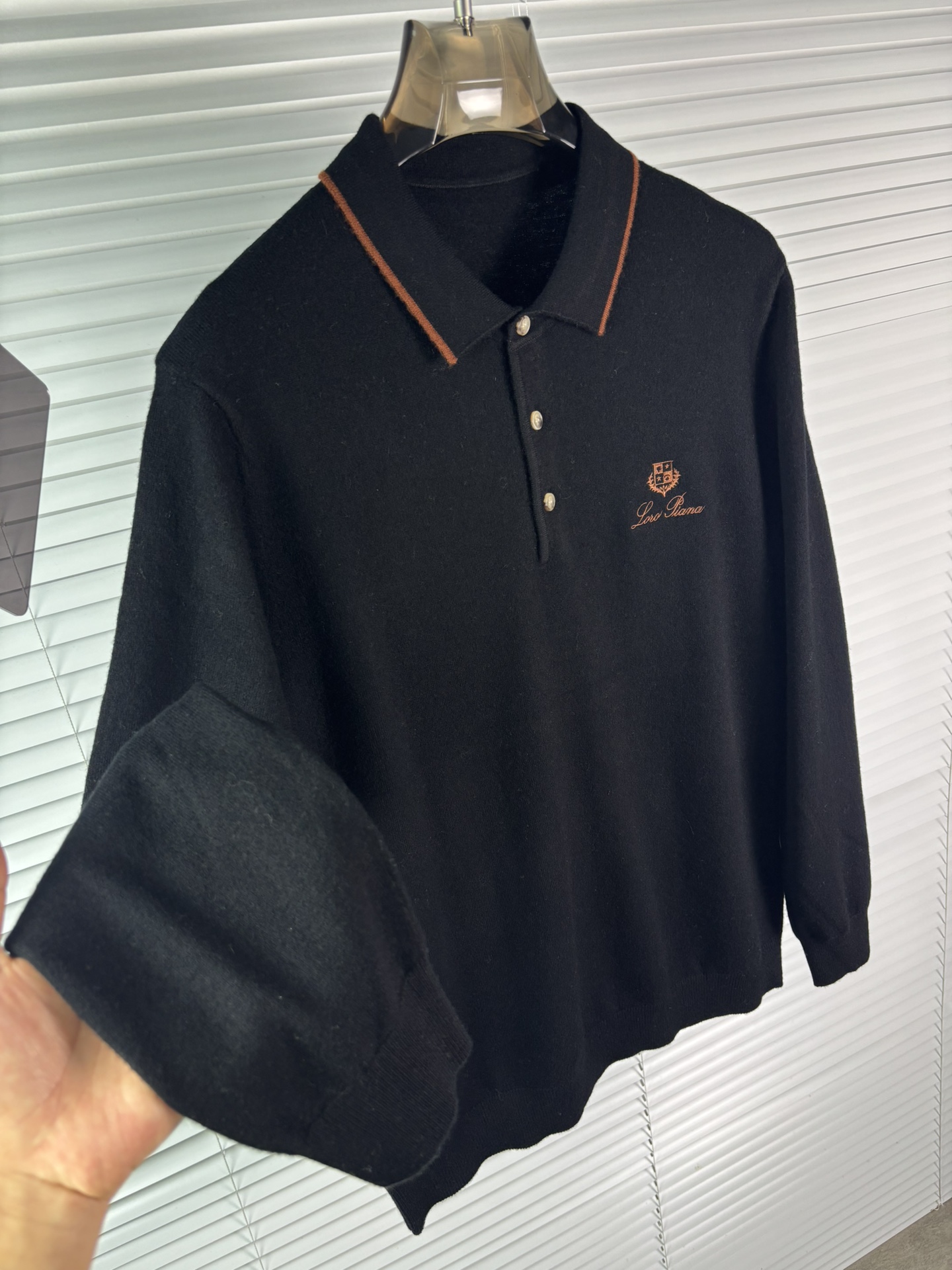 秋冬新品贸易公司渠道稀出，领先官网发售！基础款纯色针织衫单穿叠穿的好选择，修身显瘦的合身版型款式简约，螺