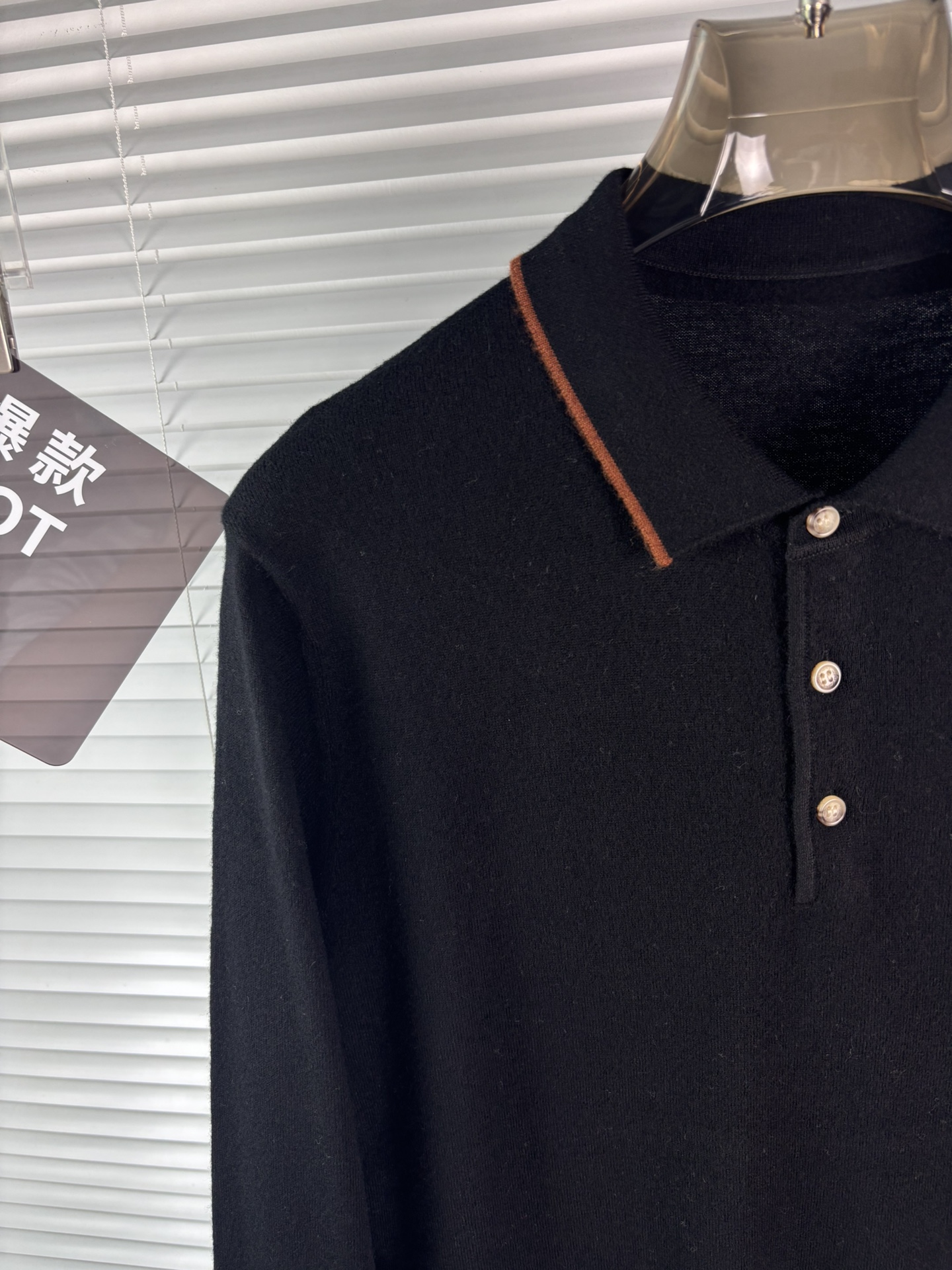 秋冬新品贸易公司渠道稀出，领先官网发售！基础款纯色针织衫单穿叠穿的好选择，修身显瘦的合身版型款式简约，螺