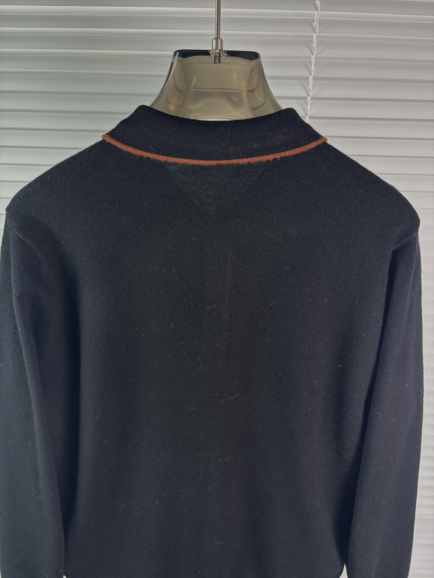 秋冬新品贸易公司渠道稀出，领先官网发售！基础款纯色针织衫单穿叠穿的好选择，修身显瘦的合身版型款式简约，螺