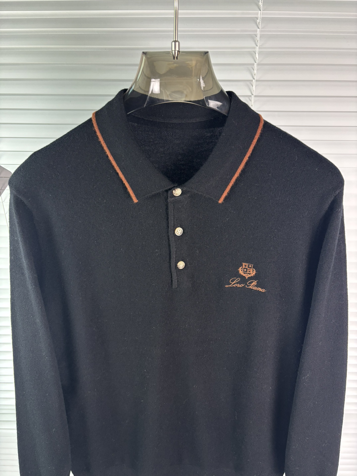 秋冬新品贸易公司渠道稀出，领先官网发售！基础款纯色针织衫单穿叠穿的好选择，修身显瘦的合身版型款式简约，螺