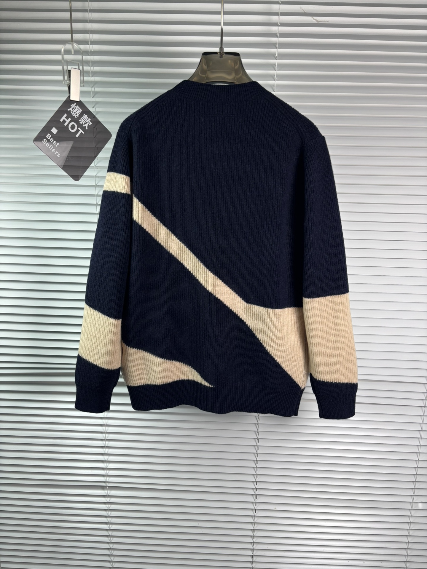 秋冬新品贸易公司渠道稀出，领先官网发售！基础款纯色针织衫单穿叠穿的好选择，修身显瘦的合身版型款式简约，螺