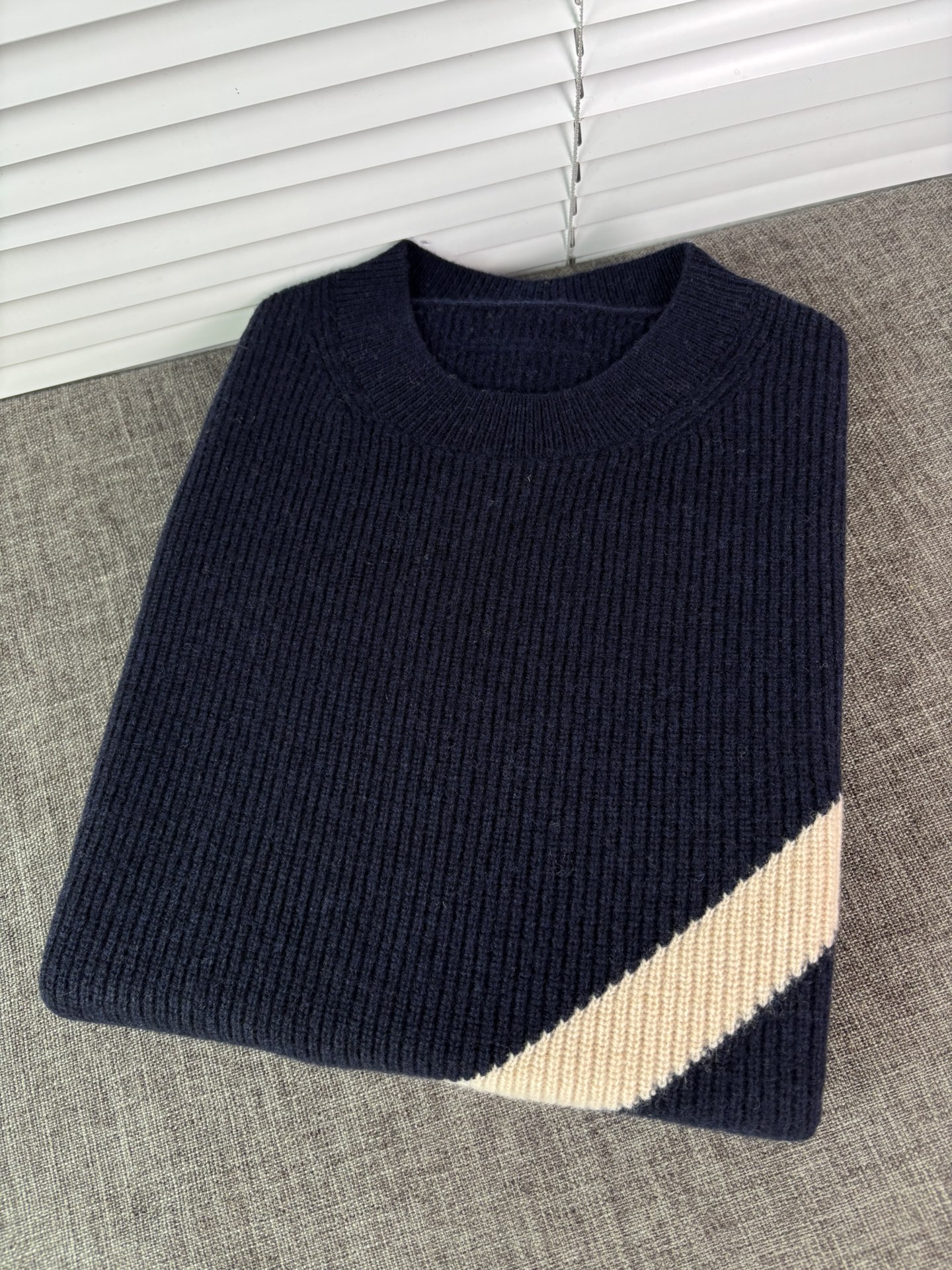 秋冬新品贸易公司渠道稀出，领先官网发售！基础款纯色针织衫单穿叠穿的好选择，修身显瘦的合身版型款式简约，螺