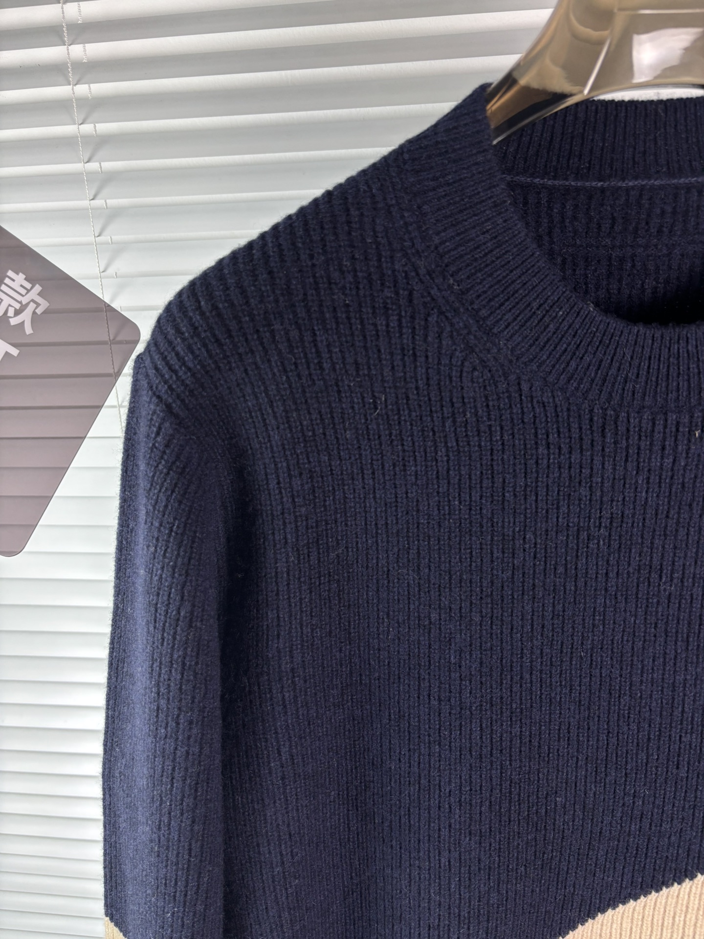 秋冬新品贸易公司渠道稀出，领先官网发售！基础款纯色针织衫单穿叠穿的好选择，修身显瘦的合身版型款式简约，螺