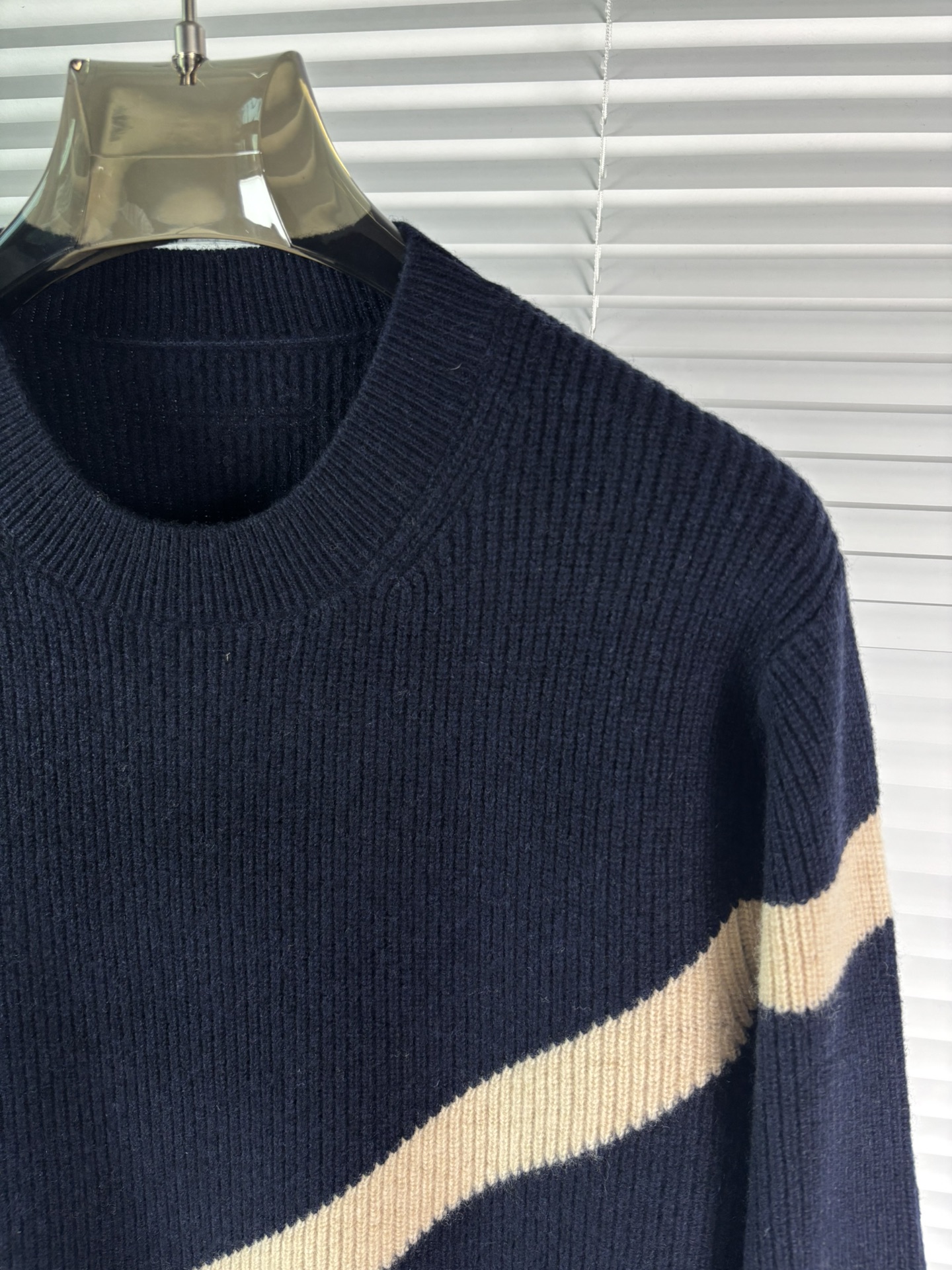 秋冬新品贸易公司渠道稀出，领先官网发售！基础款纯色针织衫单穿叠穿的好选择，修身显瘦的合身版型款式简约，螺