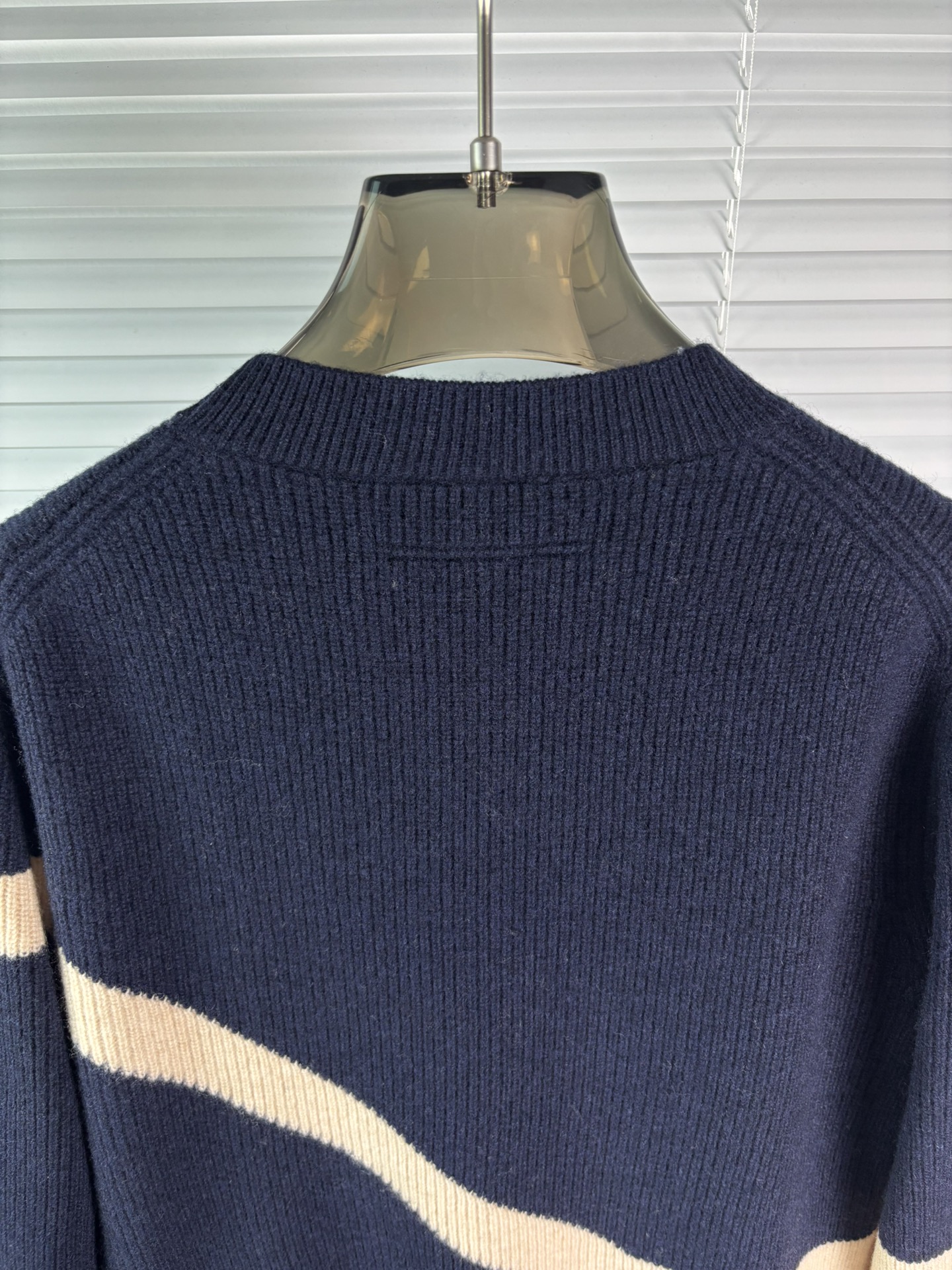 秋冬新品贸易公司渠道稀出，领先官网发售！基础款纯色针织衫单穿叠穿的好选择，修身显瘦的合身版型款式简约，螺