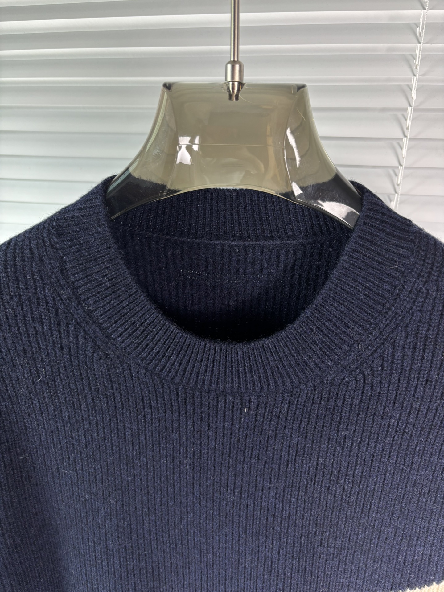 秋冬新品贸易公司渠道稀出，领先官网发售！基础款纯色针织衫单穿叠穿的好选择，修身显瘦的合身版型款式简约，螺