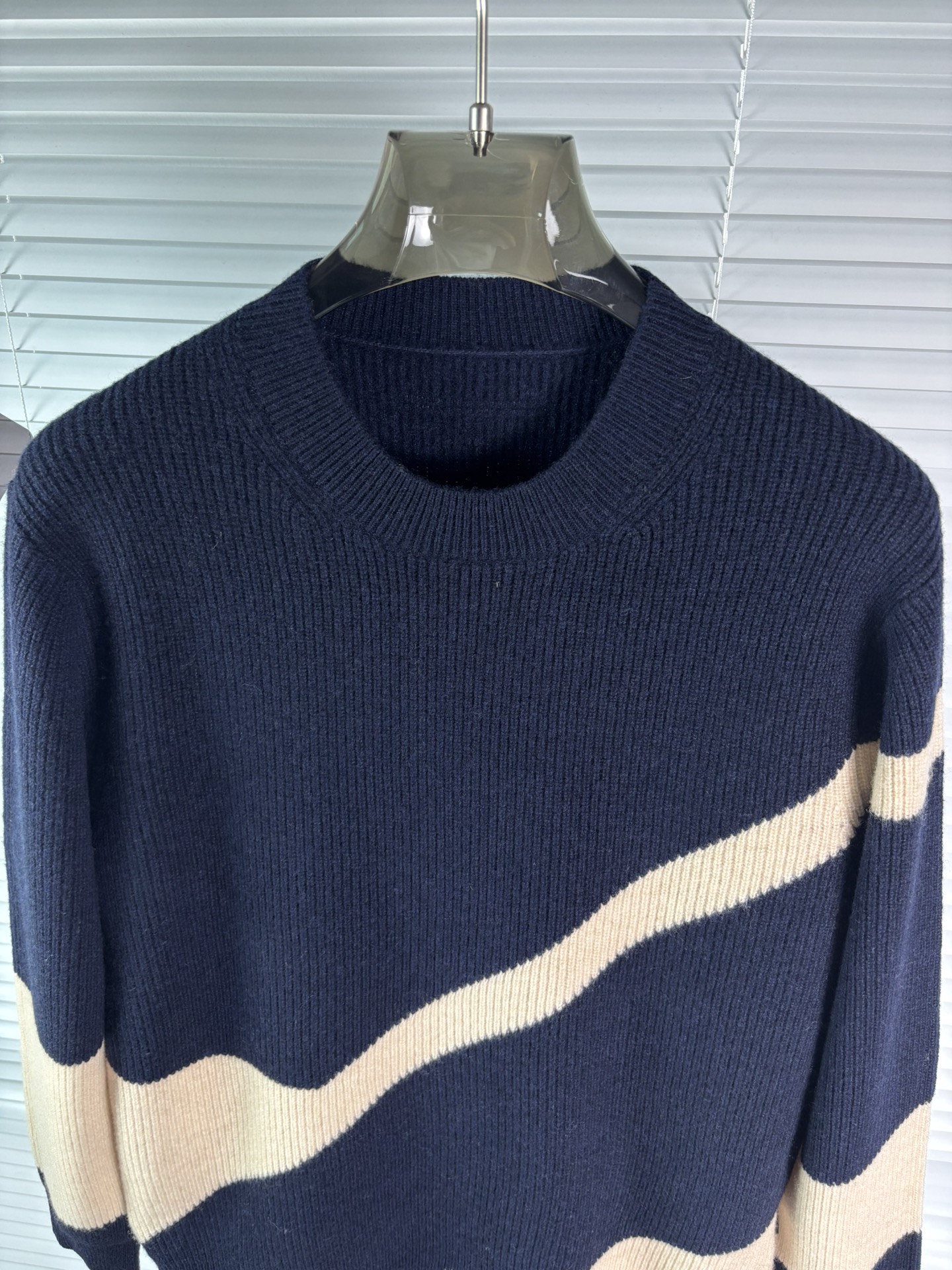 秋冬新品贸易公司渠道稀出，领先官网发售！基础款纯色针织衫单穿叠穿的好选择，修身显瘦的合身版型款式简约，螺