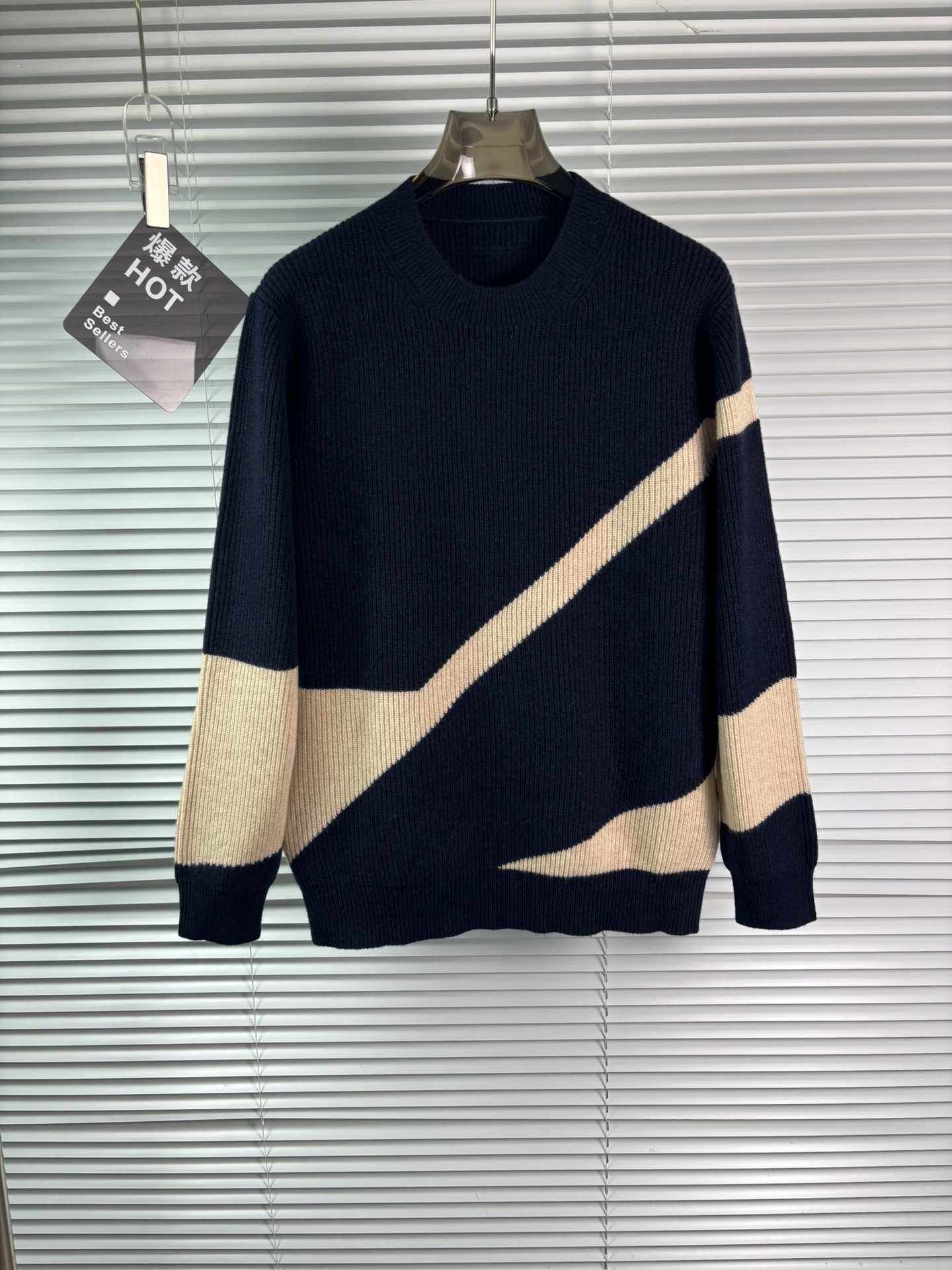 秋冬新品贸易公司渠道稀出，领先官网发售！基础款纯色针织衫单穿叠穿的好选择，修身显瘦的合身版型款式简约，螺