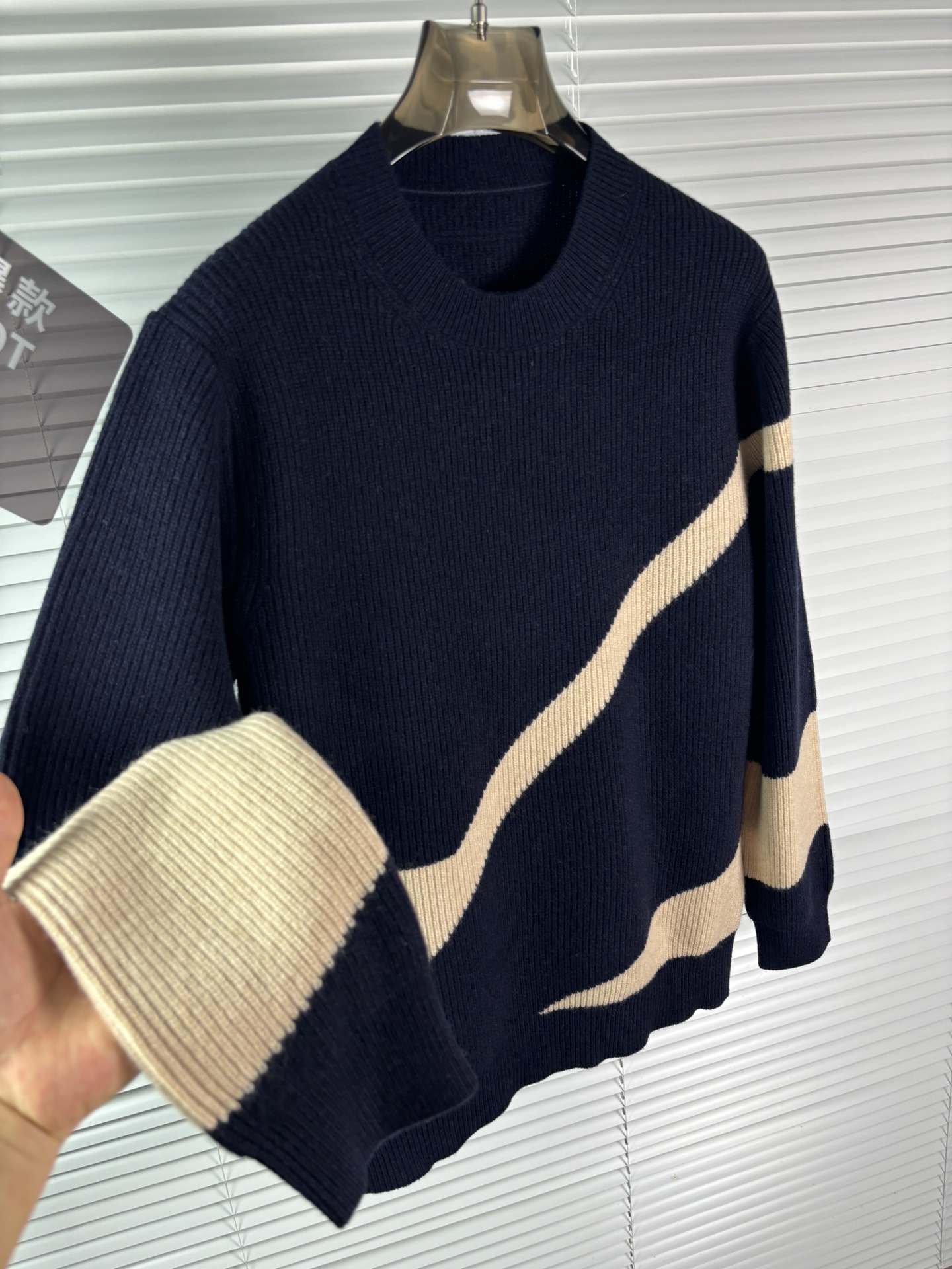 秋冬新品贸易公司渠道稀出，领先官网发售！基础款纯色针织衫单穿叠穿的好选择，修身显瘦的合身版型款式简约，螺