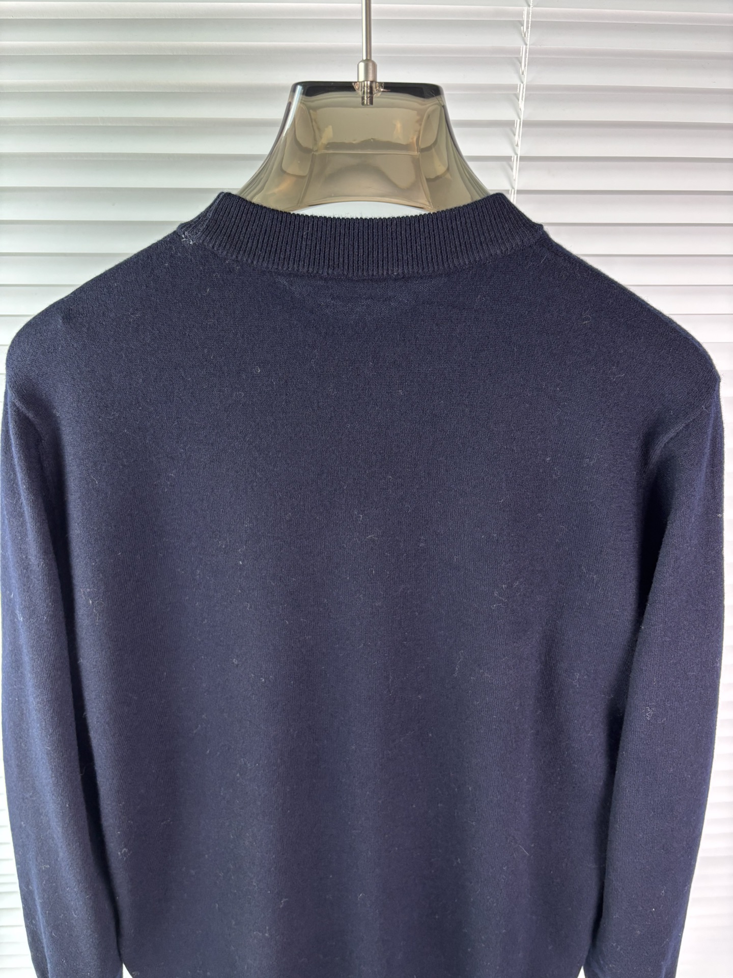 秋冬新品贸易公司渠道稀出，领先官网发售！基础款纯色针织衫单穿叠穿的好选择，修身显瘦的合身版型款式简约，螺