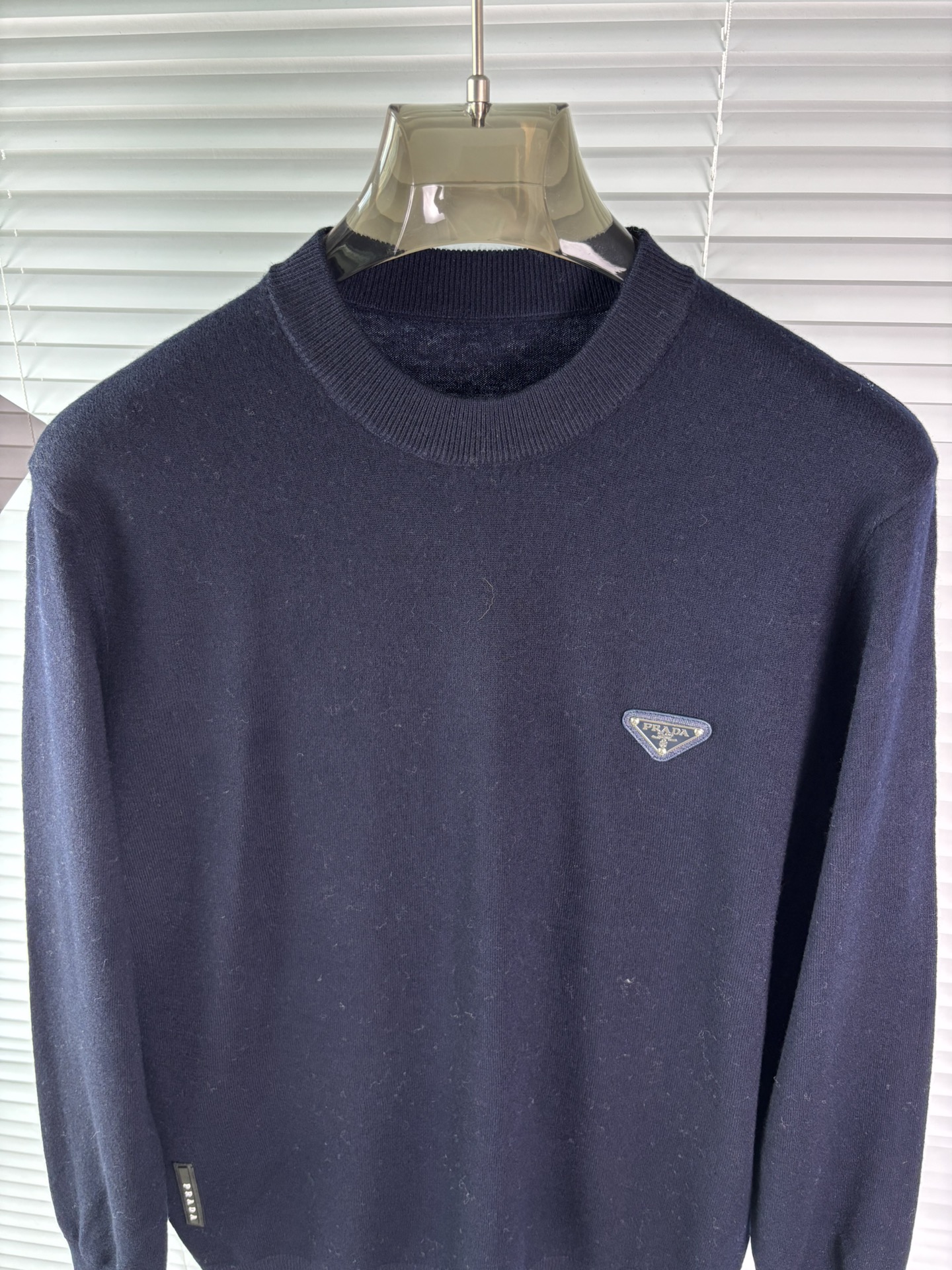 秋冬新品贸易公司渠道稀出，领先官网发售！基础款纯色针织衫单穿叠穿的好选择，修身显瘦的合身版型款式简约，螺