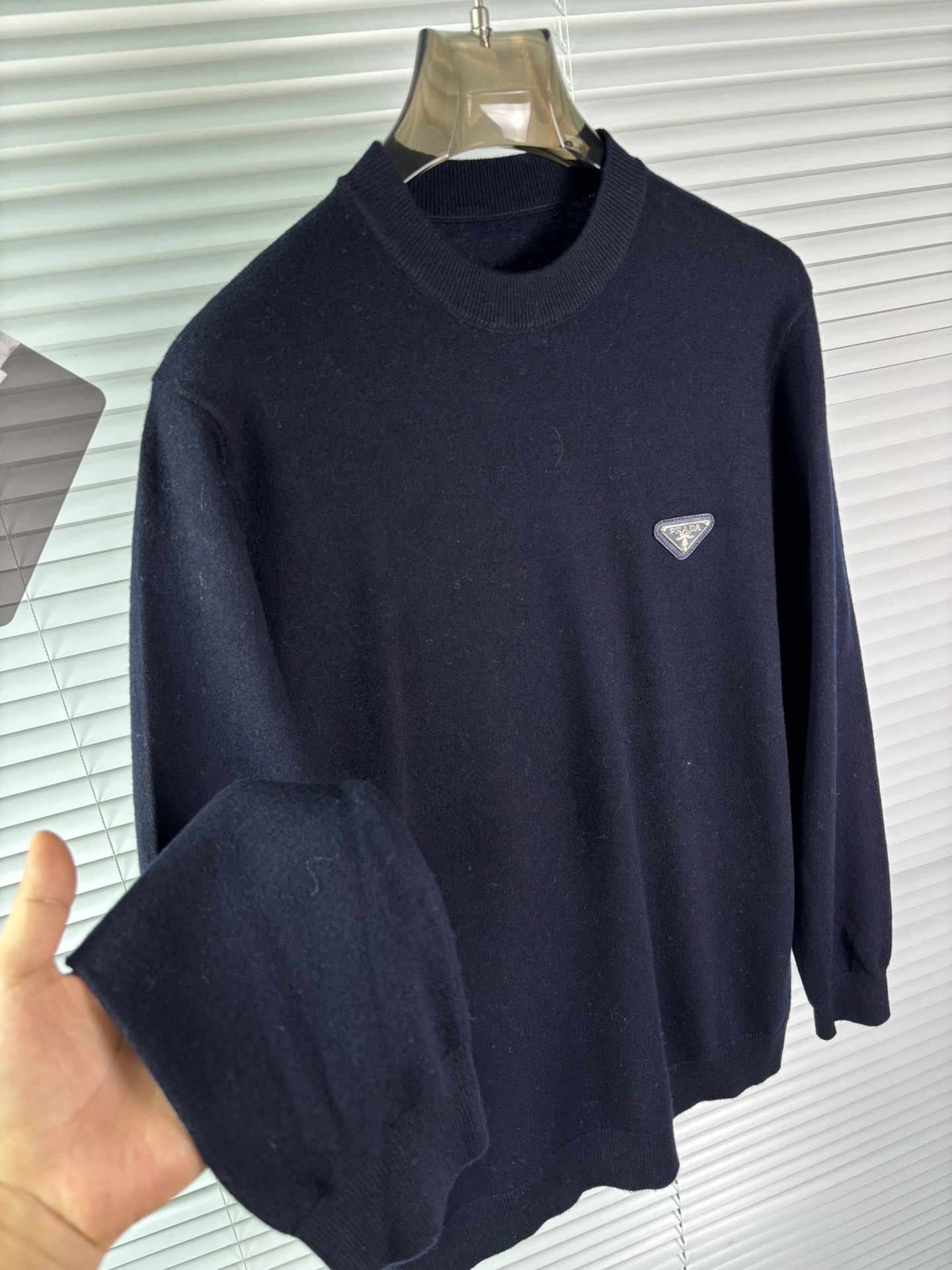 秋冬新品贸易公司渠道稀出，领先官网发售！基础款纯色针织衫单穿叠穿的好选择，修身显瘦的合身版型款式简约，螺