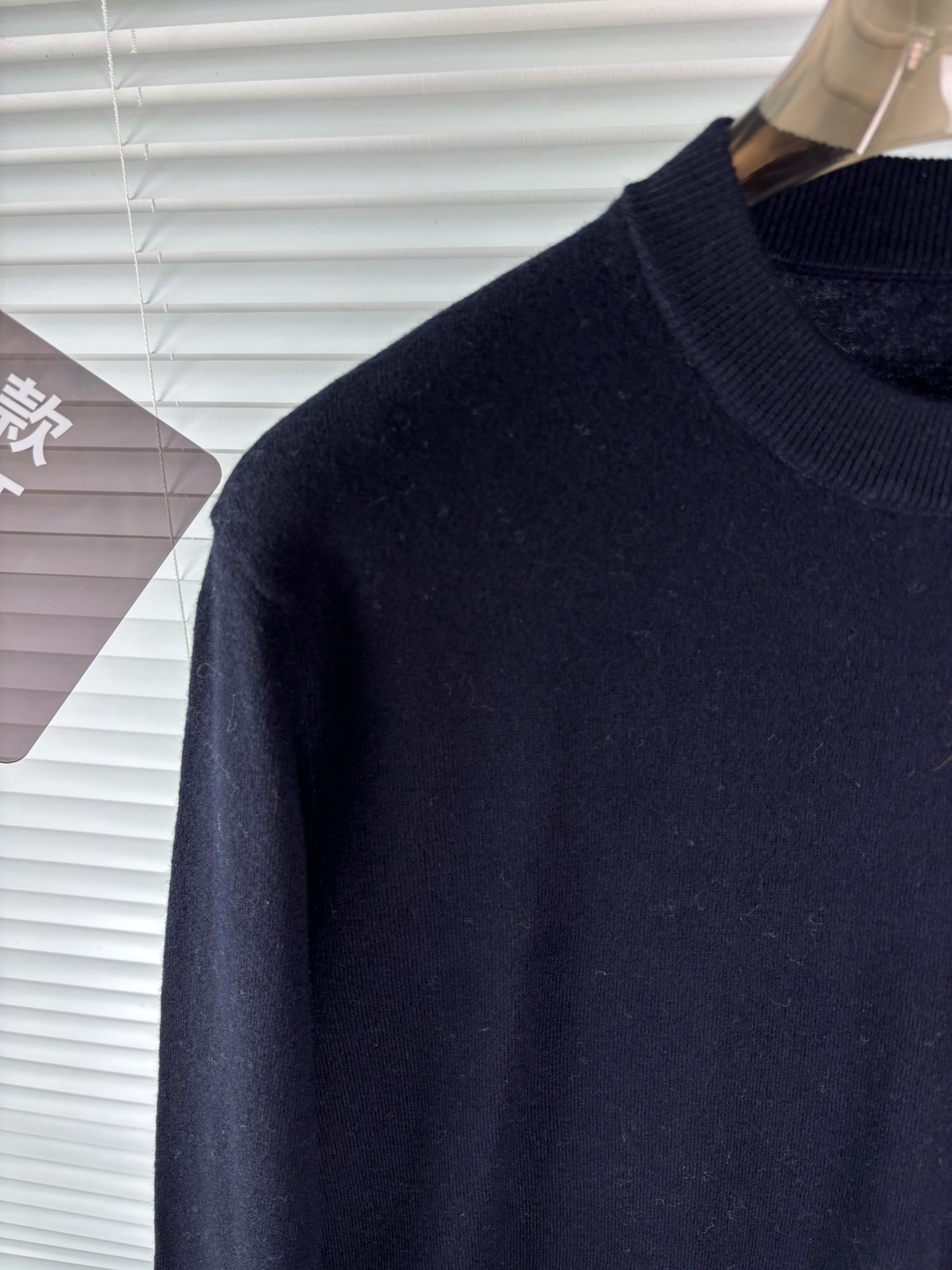 秋冬新品贸易公司渠道稀出，领先官网发售！基础款纯色针织衫单穿叠穿的好选择，修身显瘦的合身版型款式简约，螺