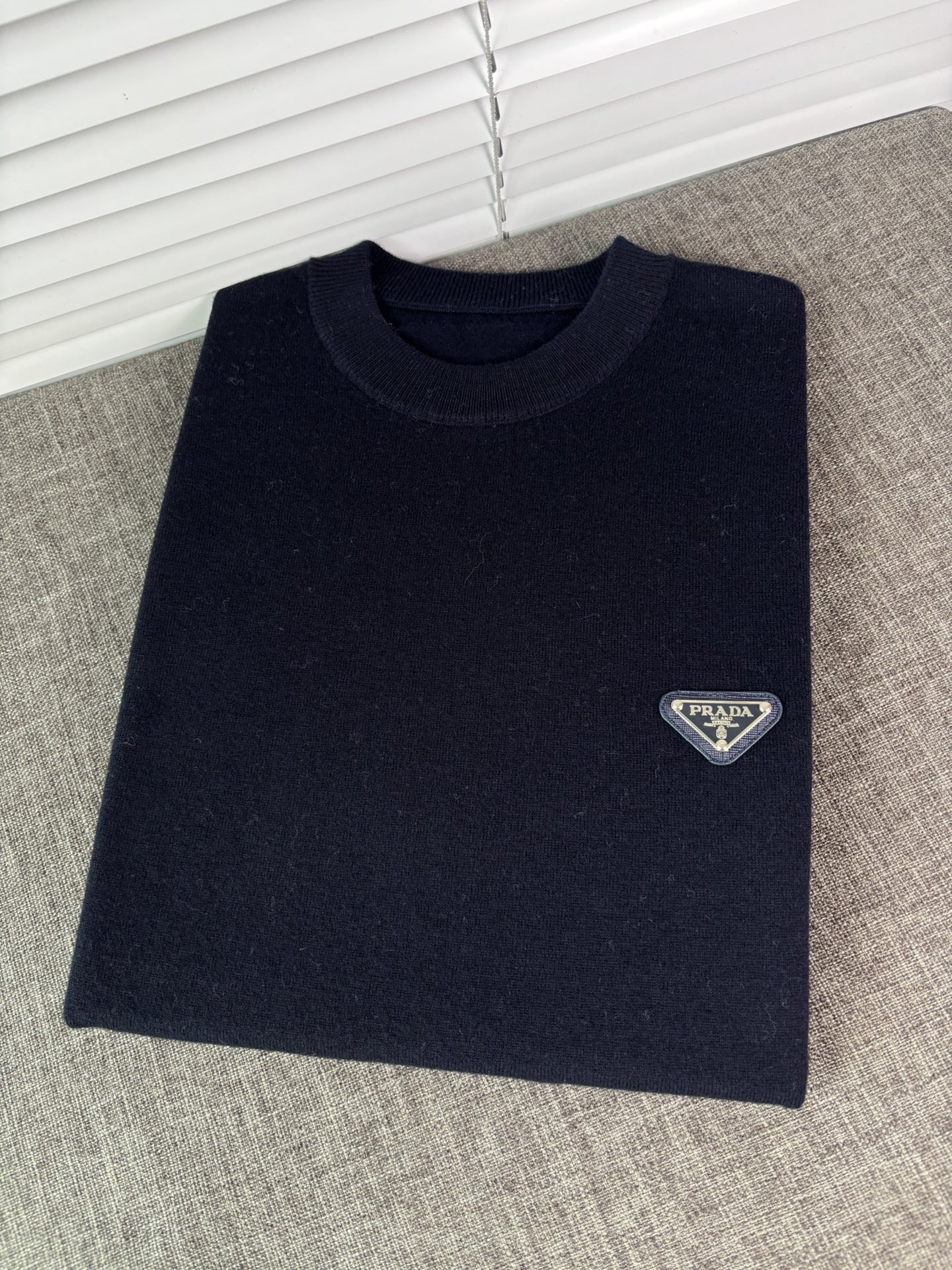 秋冬新品贸易公司渠道稀出，领先官网发售！基础款纯色针织衫单穿叠穿的好选择，修身显瘦的合身版型款式简约，螺