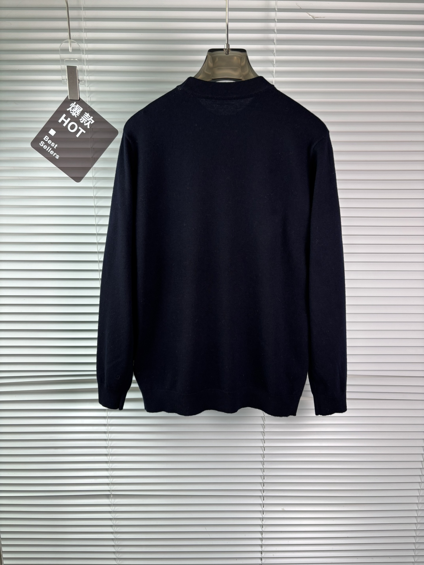 秋冬新品贸易公司渠道稀出，领先官网发售！基础款纯色针织衫单穿叠穿的好选择，修身显瘦的合身版型款式简约，螺