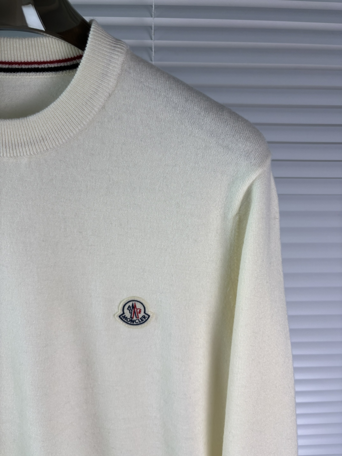 秋冬新品贸易公司渠道稀出，领先官网发售！基础款纯色针织衫单穿叠穿的好选择，修身显瘦的合身版型款式简约，螺