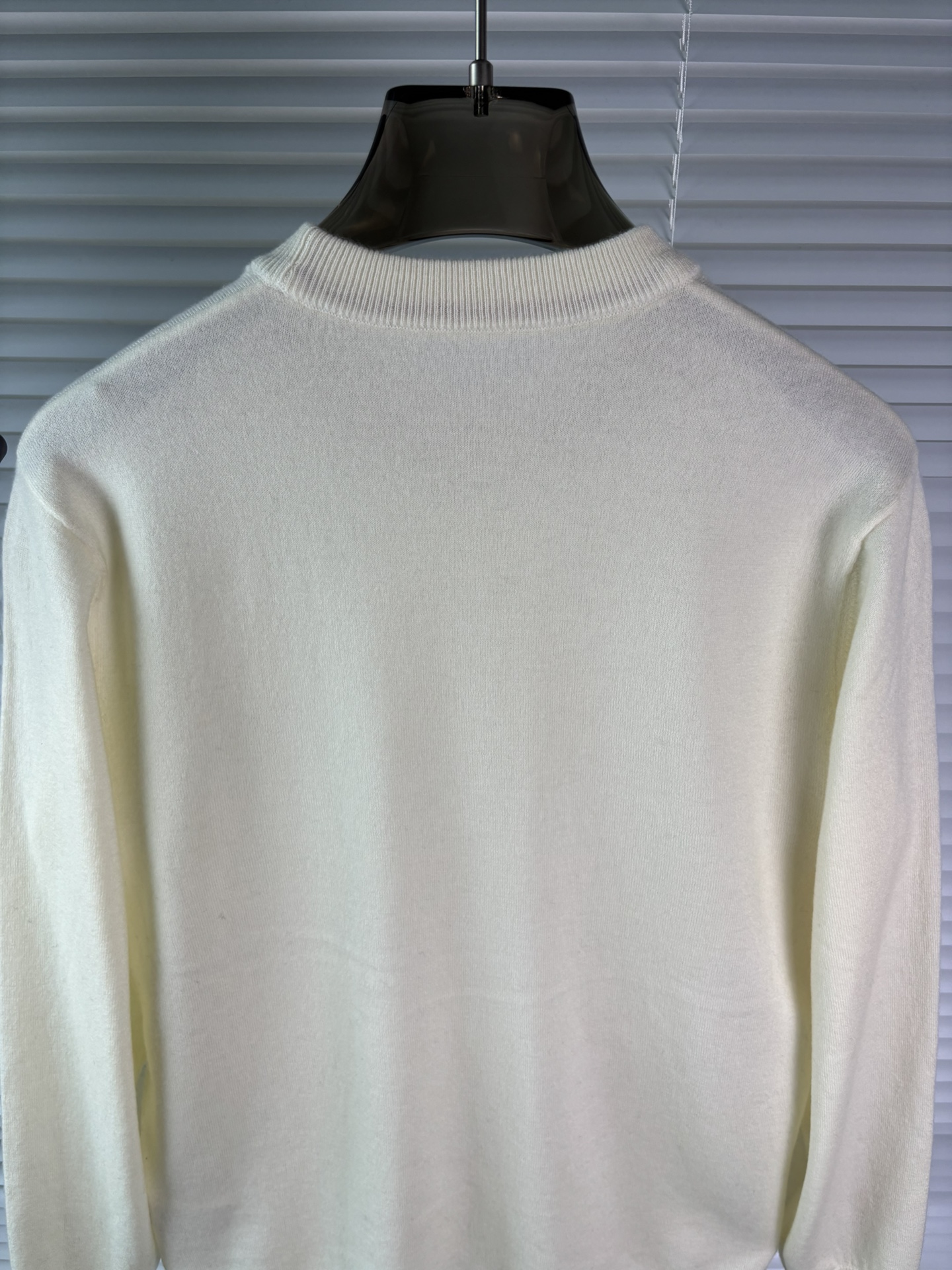 秋冬新品贸易公司渠道稀出，领先官网发售！基础款纯色针织衫单穿叠穿的好选择，修身显瘦的合身版型款式简约，螺