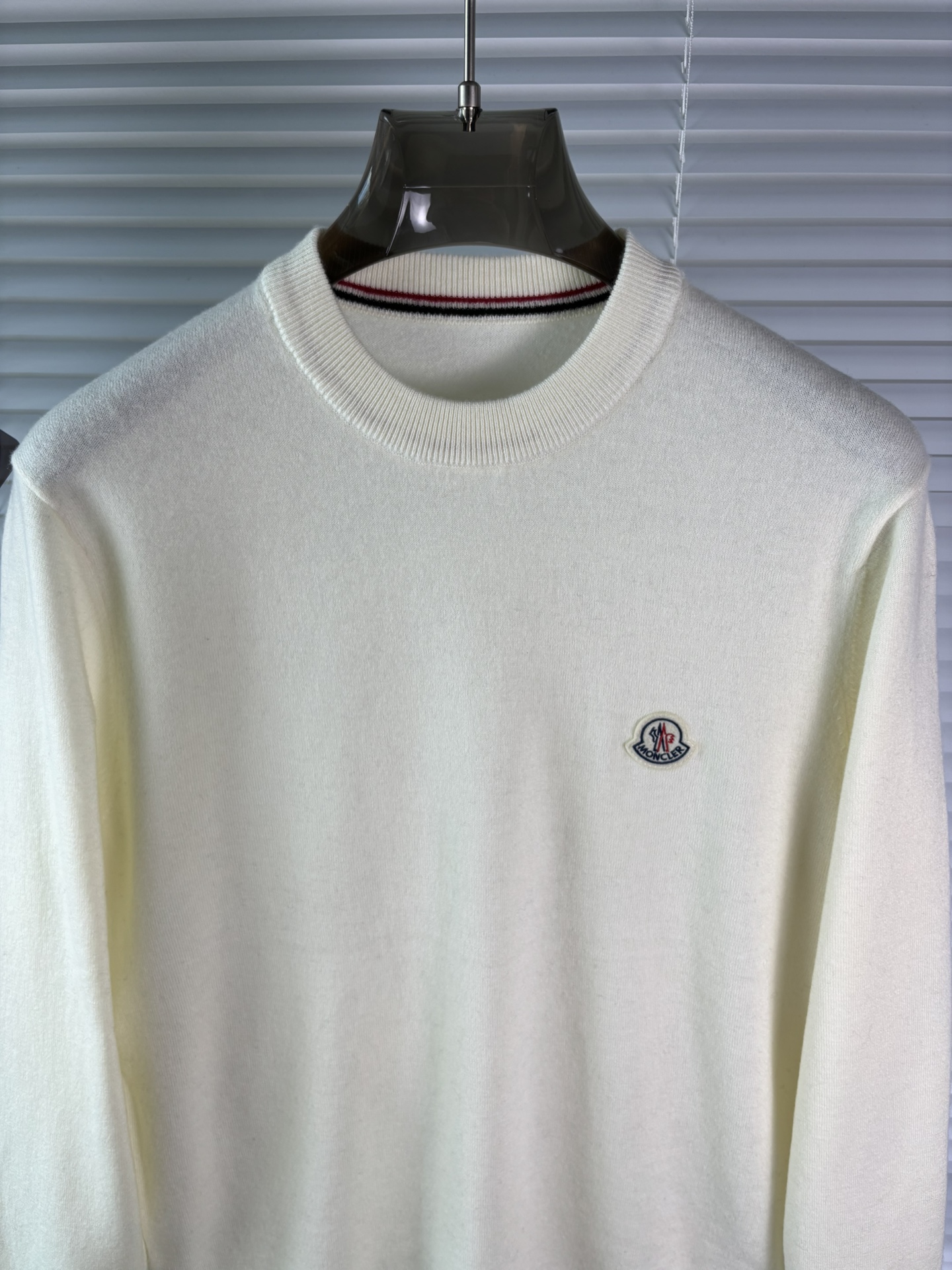 秋冬新品贸易公司渠道稀出，领先官网发售！基础款纯色针织衫单穿叠穿的好选择，修身显瘦的合身版型款式简约，螺