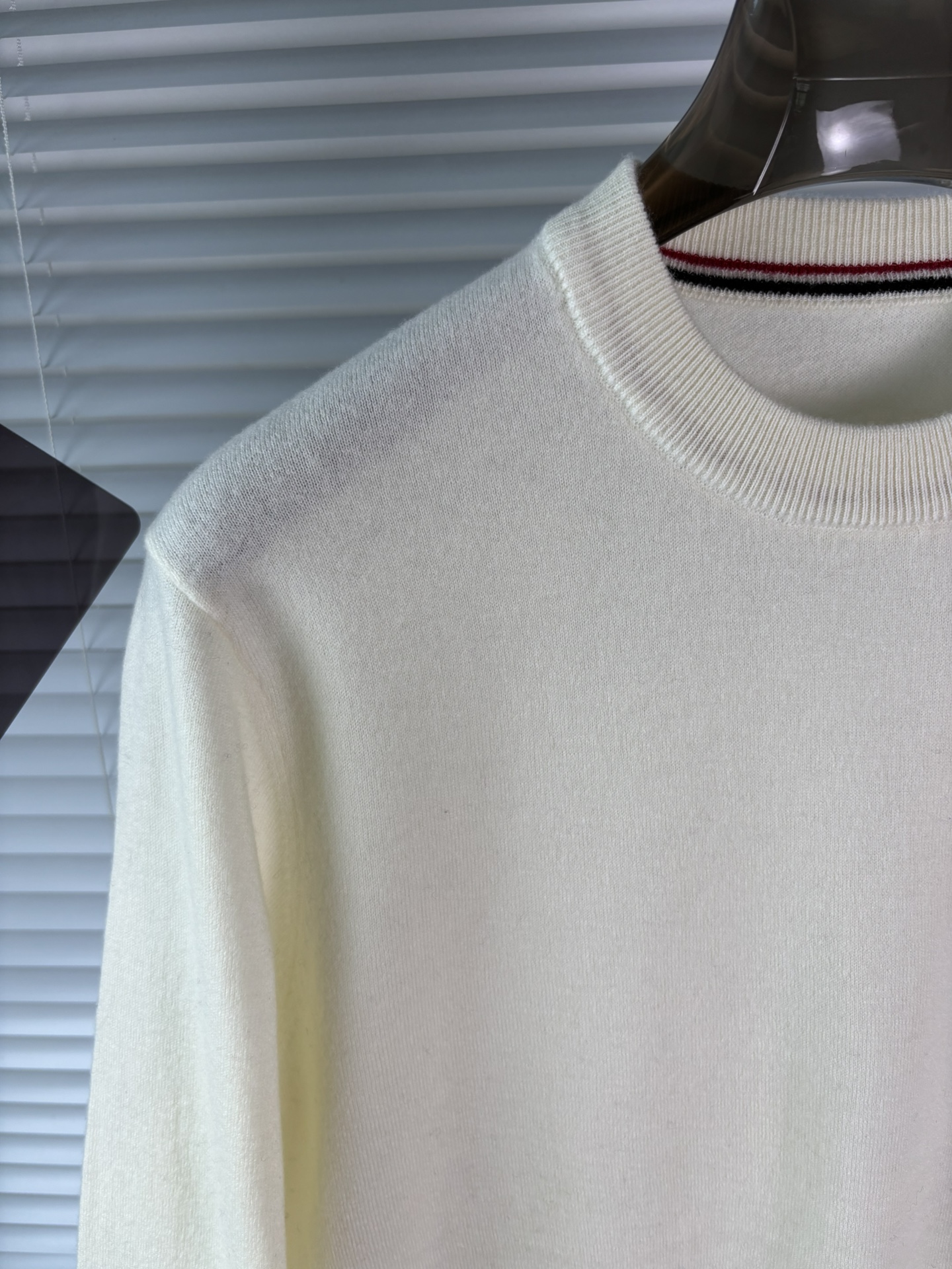 秋冬新品贸易公司渠道稀出，领先官网发售！基础款纯色针织衫单穿叠穿的好选择，修身显瘦的合身版型款式简约，螺