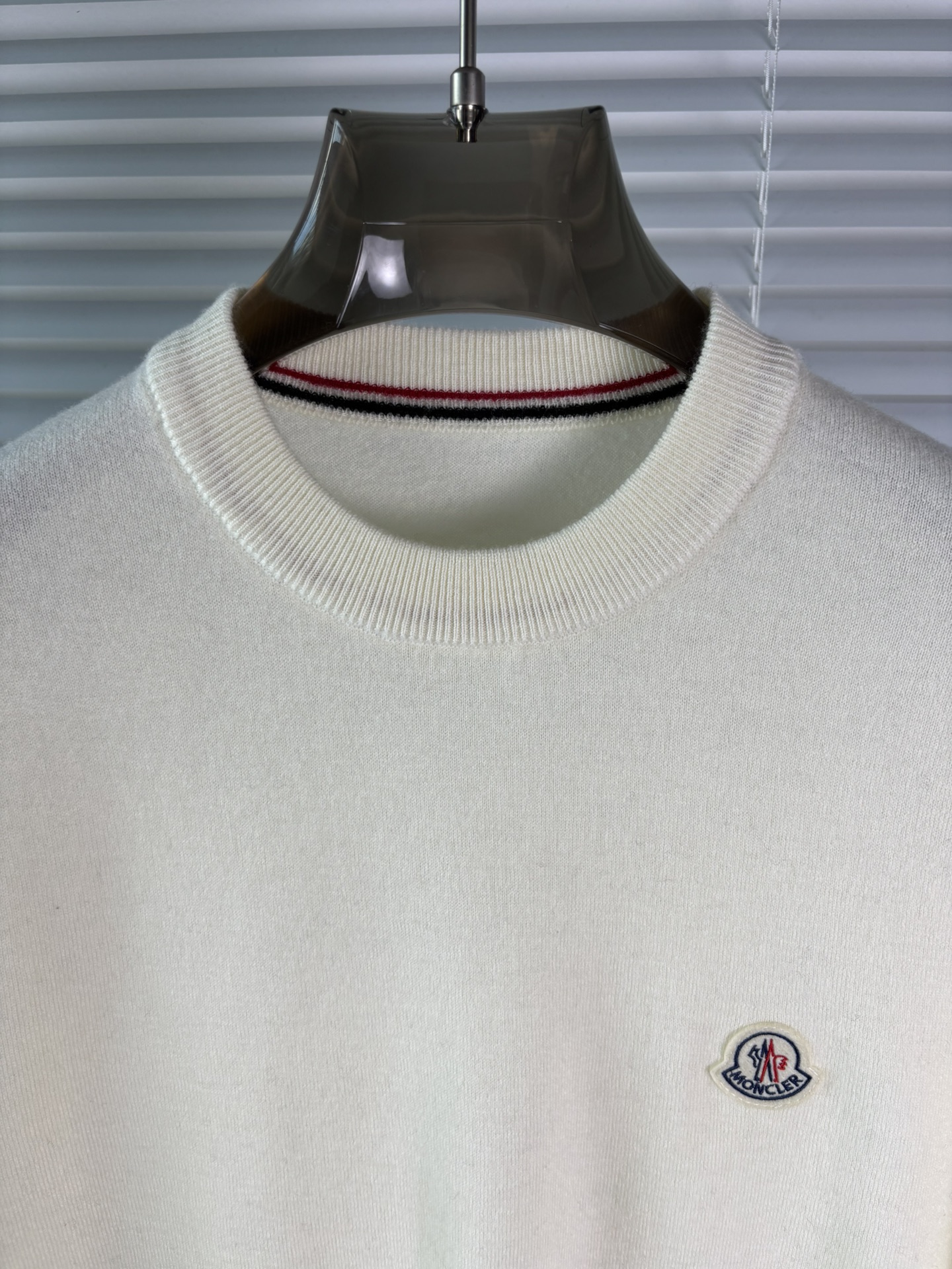 秋冬新品贸易公司渠道稀出，领先官网发售！基础款纯色针织衫单穿叠穿的好选择，修身显瘦的合身版型款式简约，螺