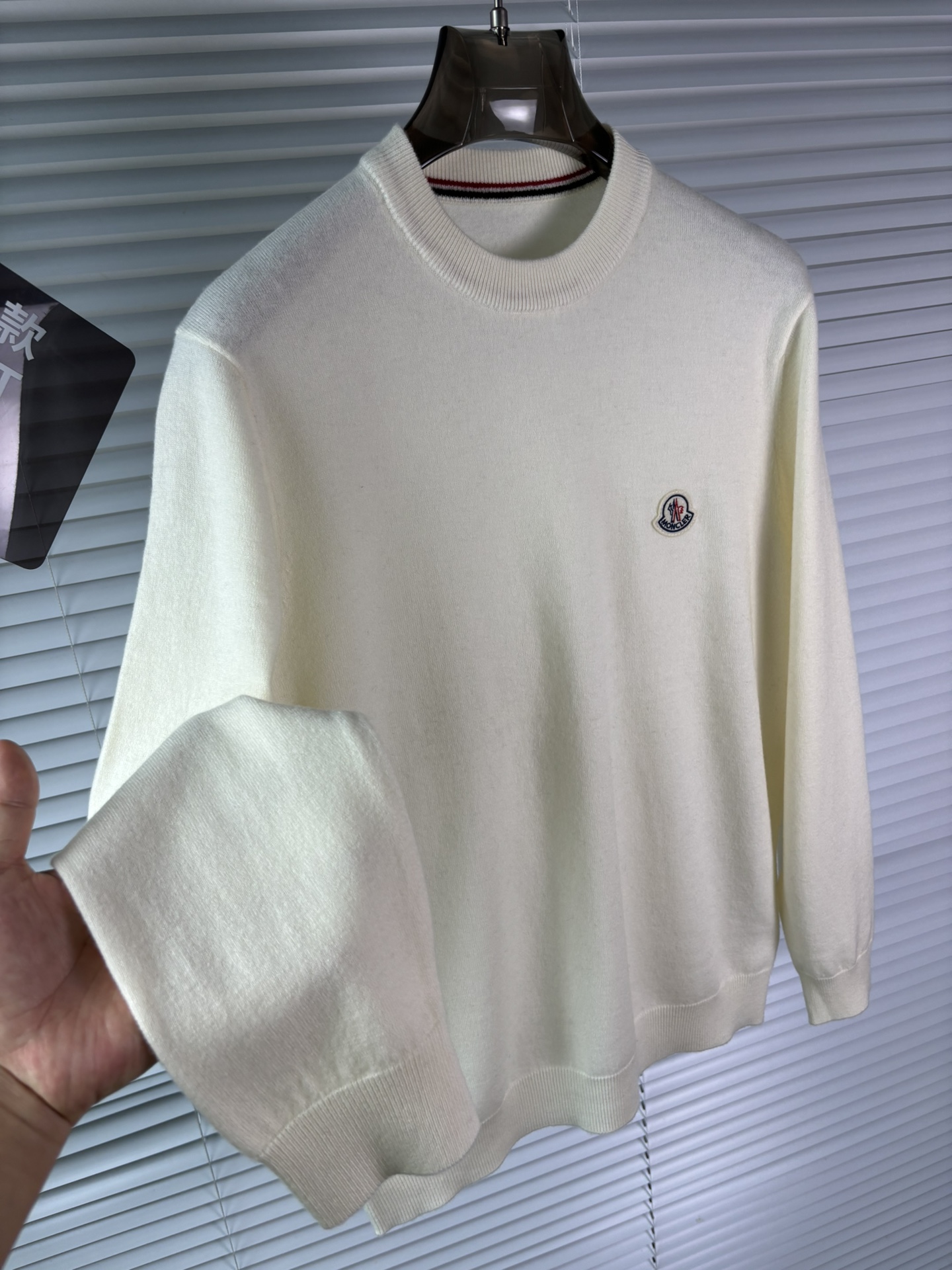 秋冬新品贸易公司渠道稀出，领先官网发售！基础款纯色针织衫单穿叠穿的好选择，修身显瘦的合身版型款式简约，螺