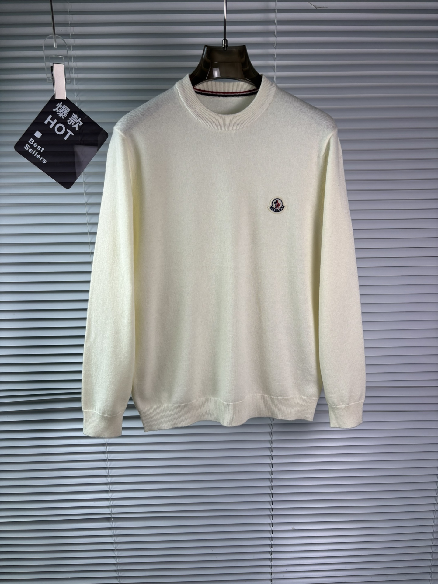 秋冬新品贸易公司渠道稀出，领先官网发售！基础款纯色针织衫单穿叠穿的好选择，修身显瘦的合身版型款式简约，螺