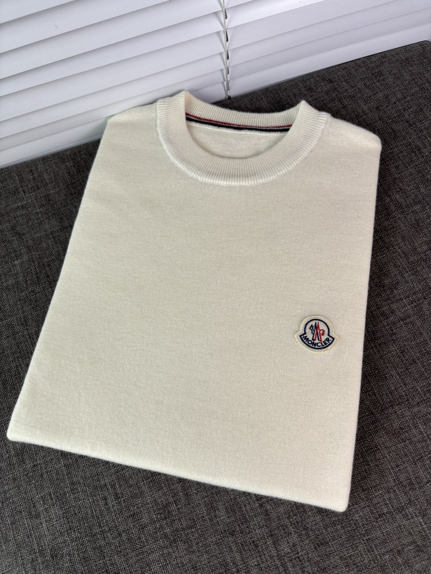 秋冬新品贸易公司渠道稀出，领先官网发售！基础款纯色针织衫单穿叠穿的好选择，修身显瘦的合身版型款式简约，螺