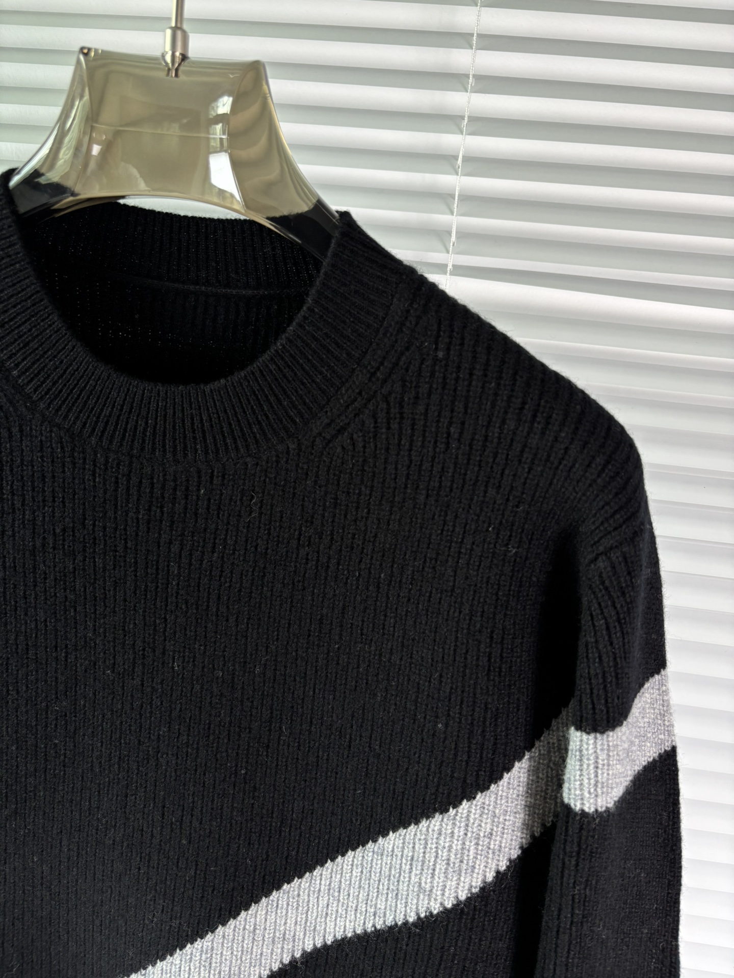 秋冬新品贸易公司渠道稀出，领先官网发售！基础款纯色针织衫单穿叠穿的好选择，修身显瘦的合身版型款式简约，螺