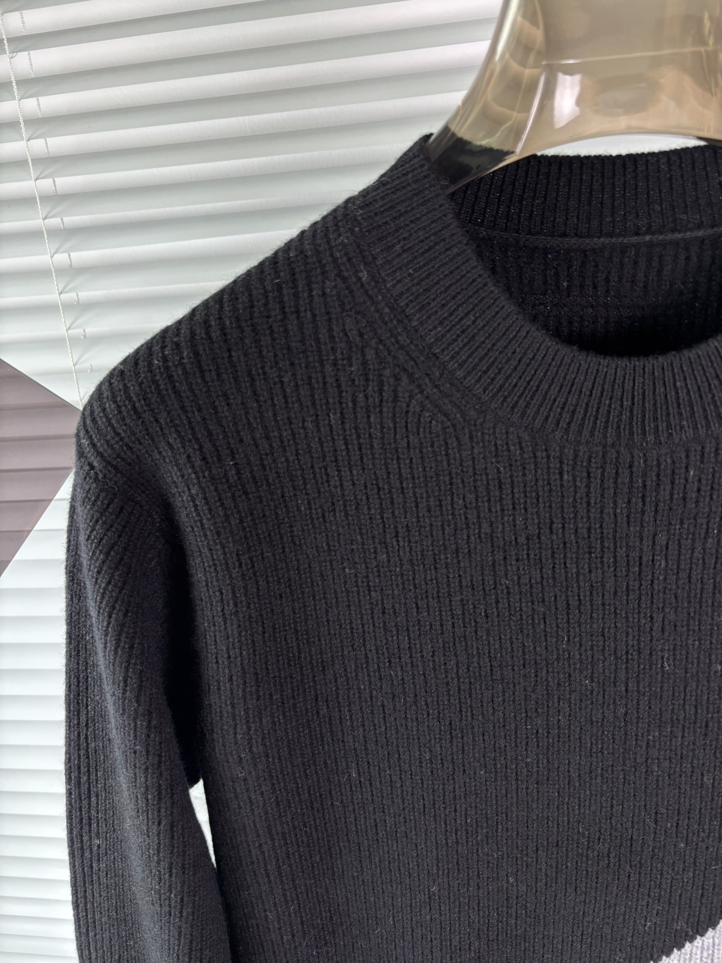 秋冬新品贸易公司渠道稀出，领先官网发售！基础款纯色针织衫单穿叠穿的好选择，修身显瘦的合身版型款式简约，螺